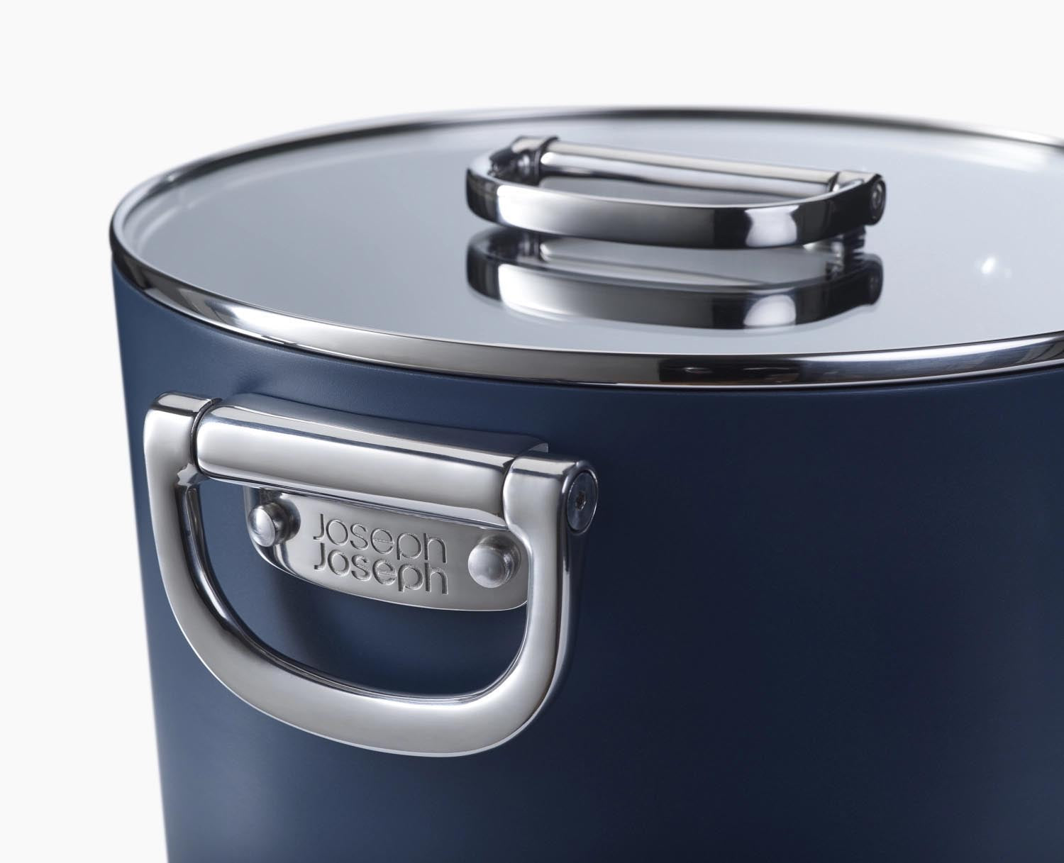 Praktischer 25cm Suppentopf von Joseph Joseph mit innovativen klappbaren Griffen, perfekt für modernes und platzsparendes Kochen.