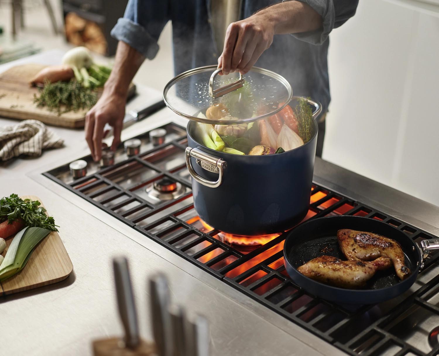 Praktischer 25cm Suppentopf von Joseph Joseph mit innovativen klappbaren Griffen, perfekt für modernes und platzsparendes Kochen.
