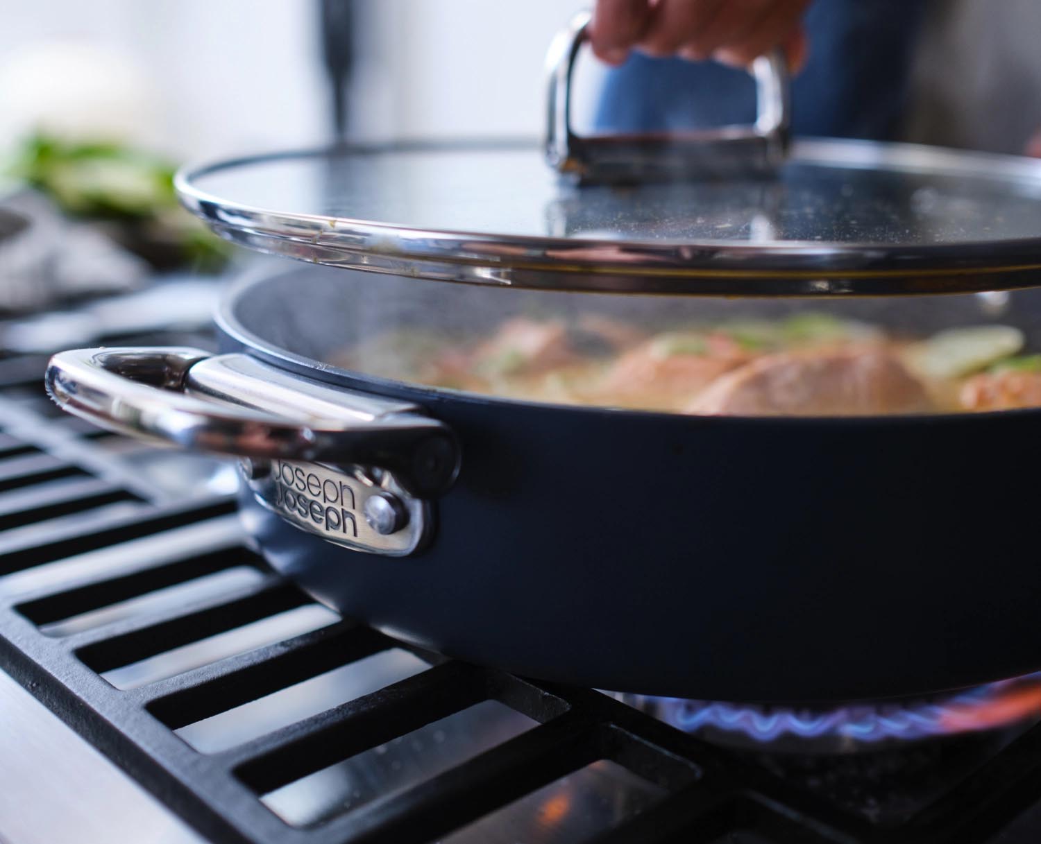 Platzsparender Schmortopf mit klappbaren Griffen, ideal für vielseitiges Kochen und einfaches Verstauen in der Küche.