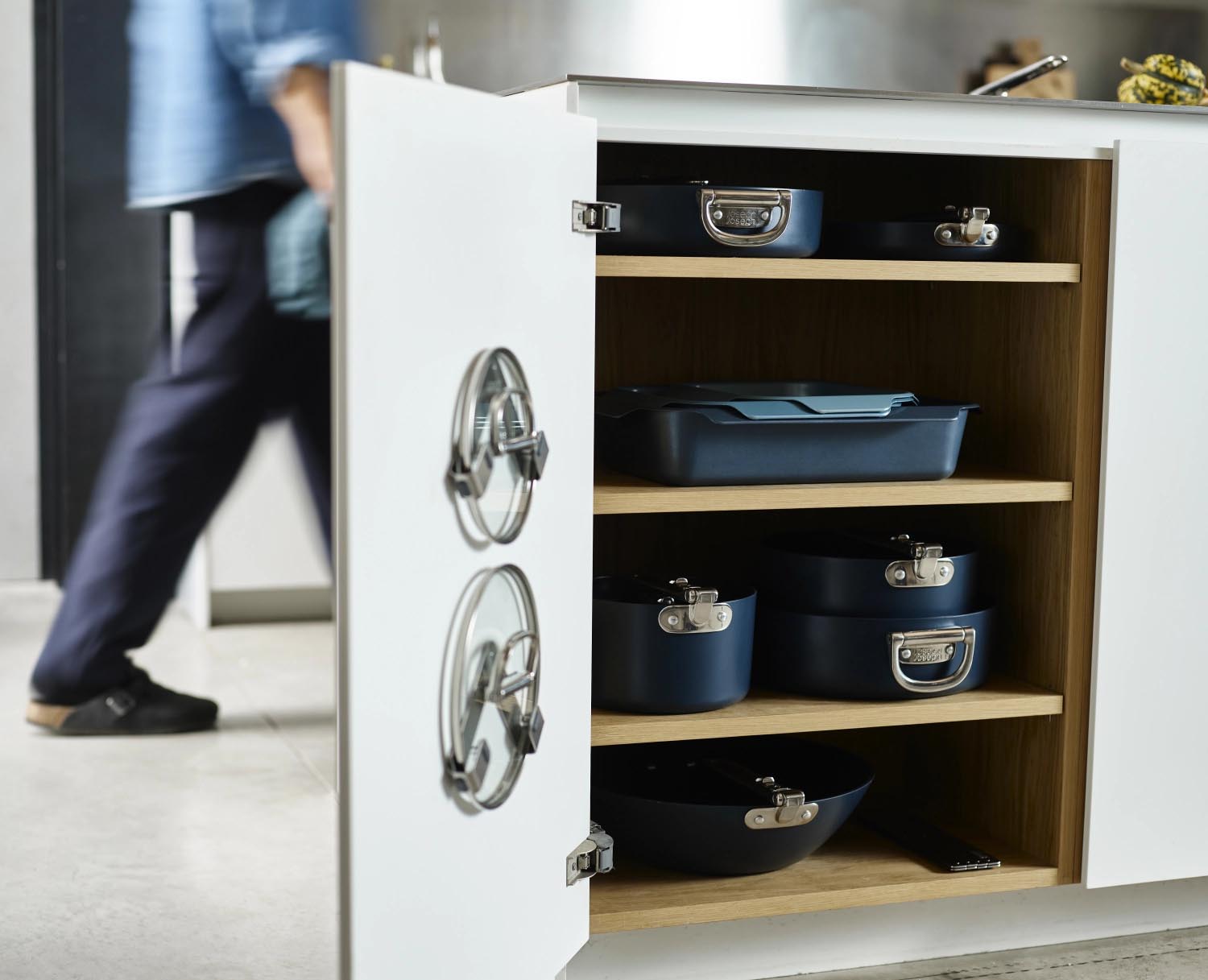 Robuster Schmortopf mit innovativen klappbaren Griffen, perfekt für platzsparendes Verstauen und vielseitiges Kochen.