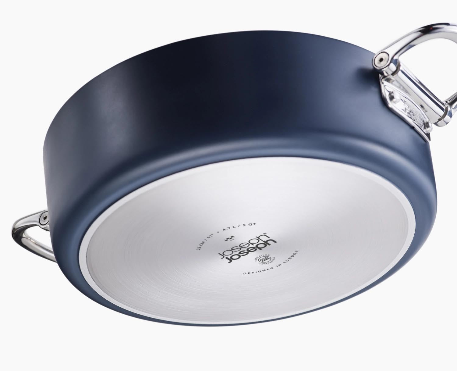 Innovativer Schmortopf mit klappbaren Griffen, ideal für platzsparendes Verstauen und vielseitiges Kochen in modernen Küchen.