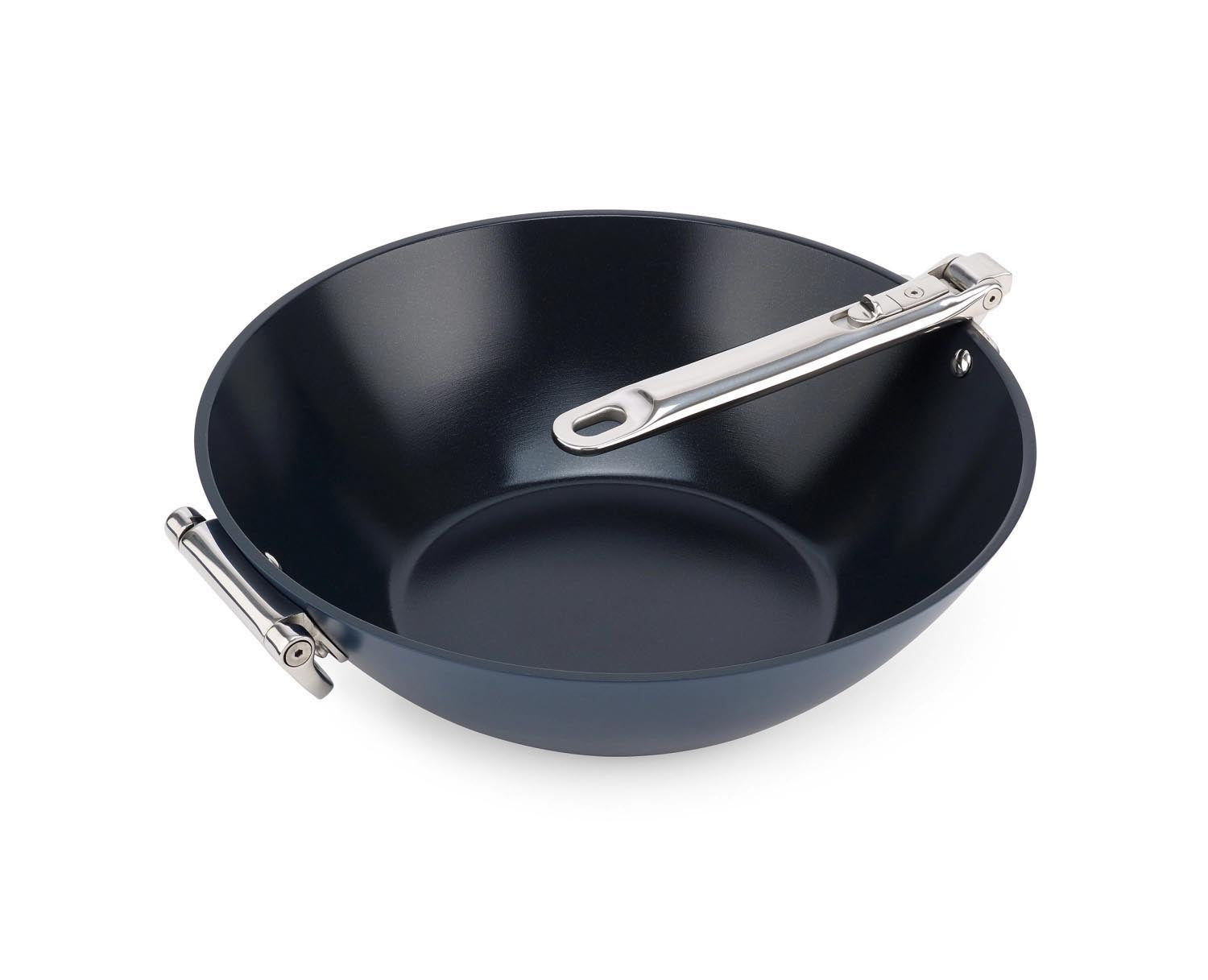 Ein innovativer Wok mit 32 cm Durchmesser, klappbaren Griffen und modernem Design von Joseph Joseph, ideal für jede Küche.