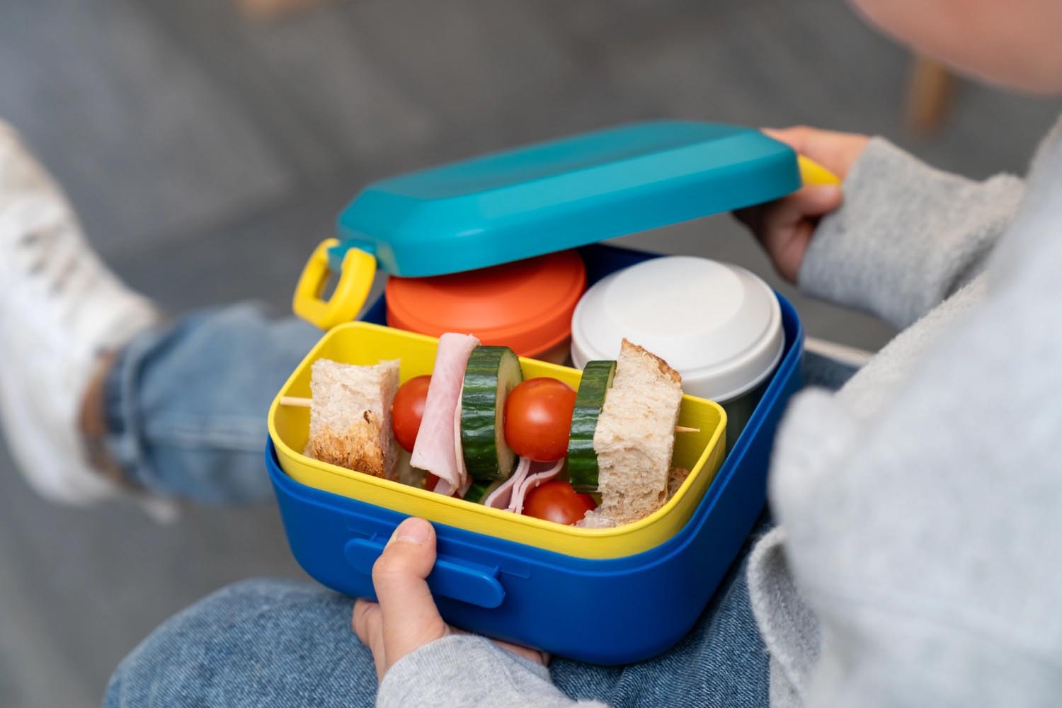 Die Rikko Lunchbox PP Midnight Lagoon von Amuse ist stilvoll, nachhaltig und ideal für Mahlzeiten unterwegs.
