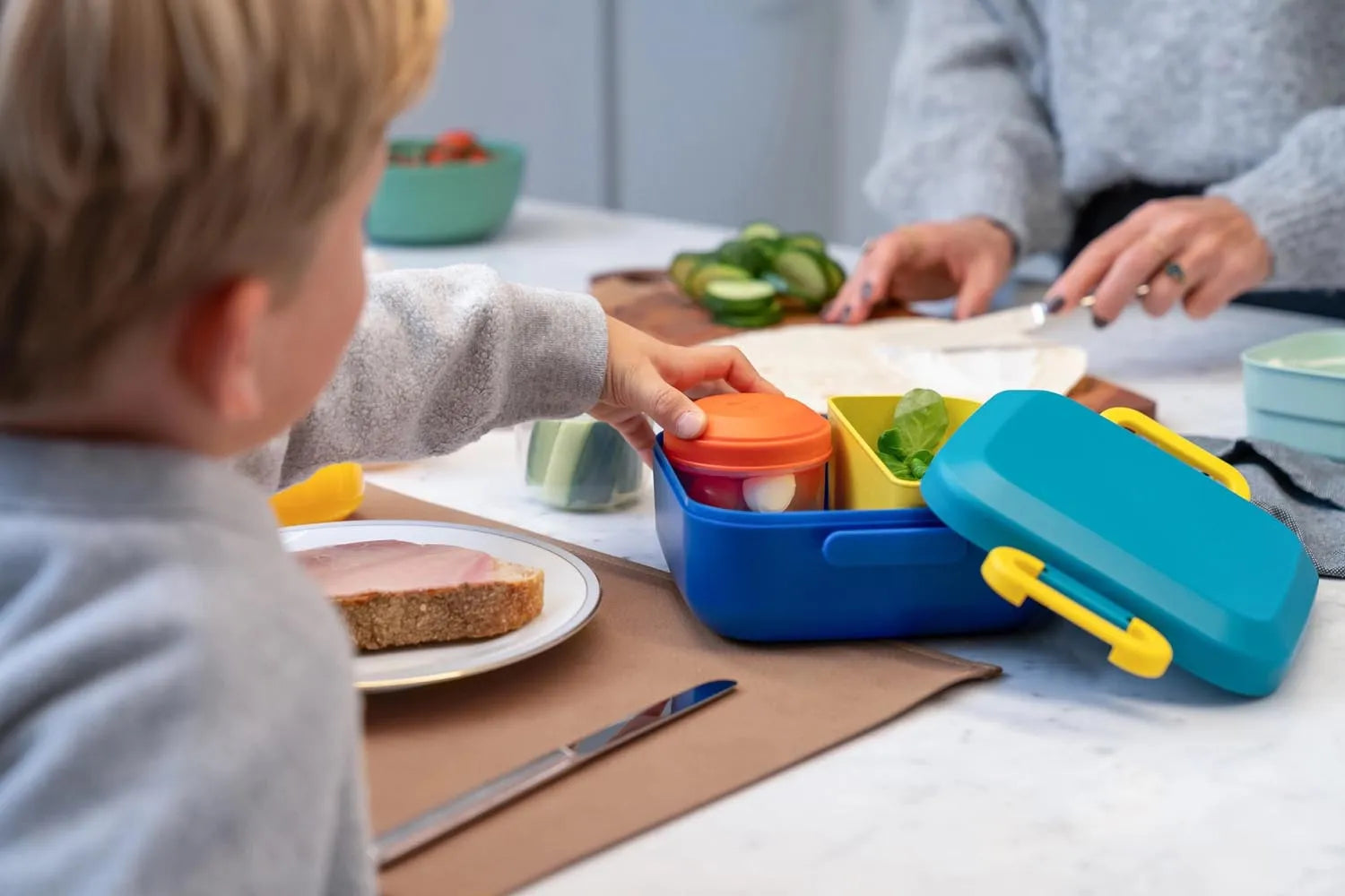 Praktisches 3er-Set Snackboxen aus robustem PP-Material, ideal für unterwegs. Stilvolles Design in poppy von Amuse.