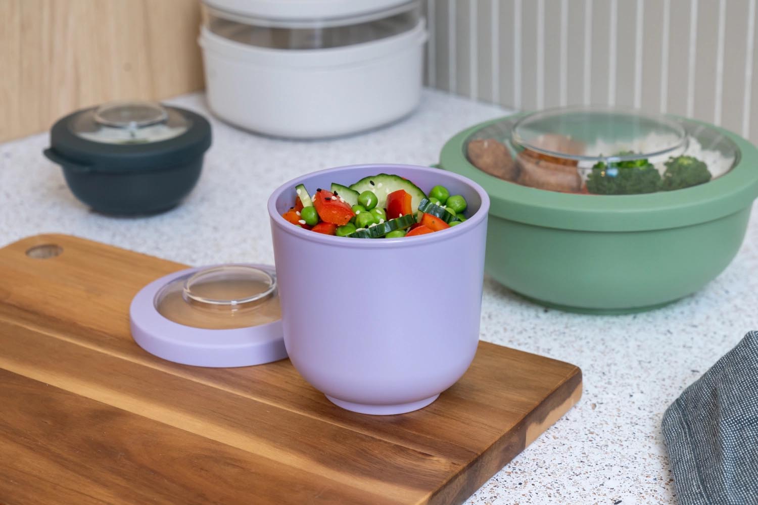 Die Tylla Bowl 500ml in Lavendel von Amuse ist eine elegante, vielseitige Schüssel aus robustem PP, perfekt für den täglichen Gebrauch.