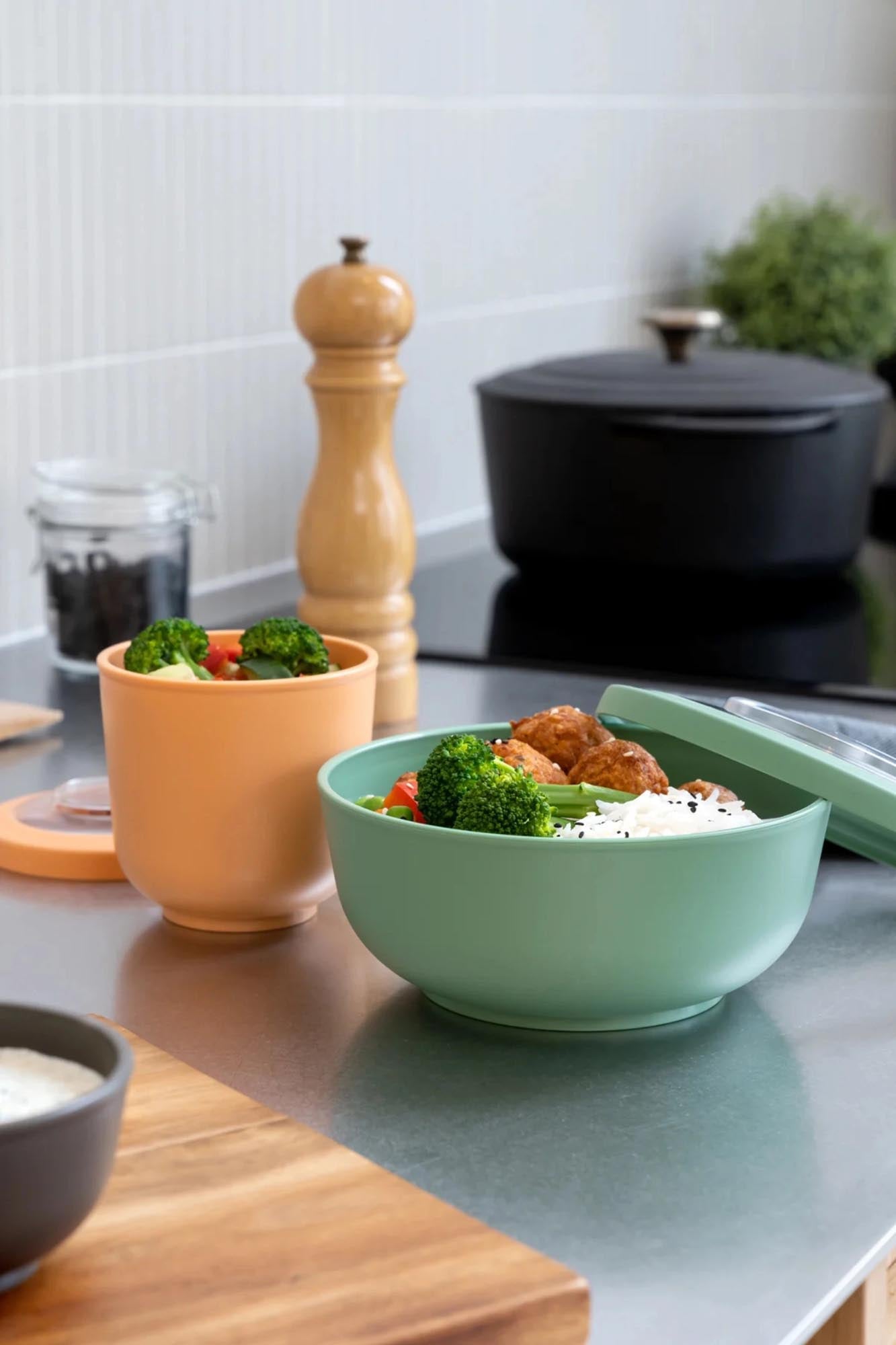 Die Amuse Tylla Bowl 1000ml in Salbeigrün aus robustem PP ist perfekt für frische Mahlzeiten und ideal für unterwegs.