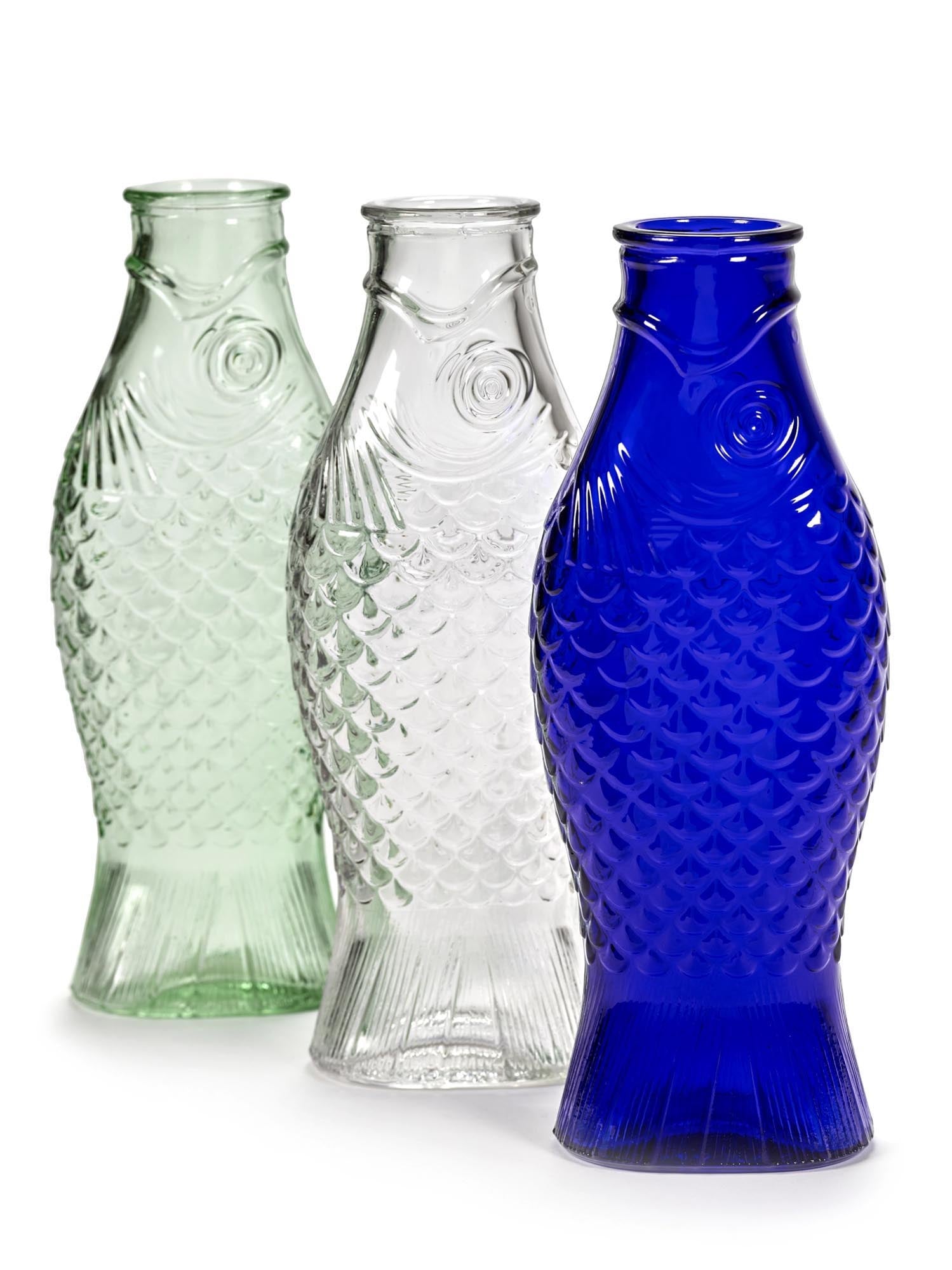 Die Fish&Fish Flasche von Serax, entworfen von P. Navone, 1 Liter, transparent blau, vereint Stil und Funktionalität.