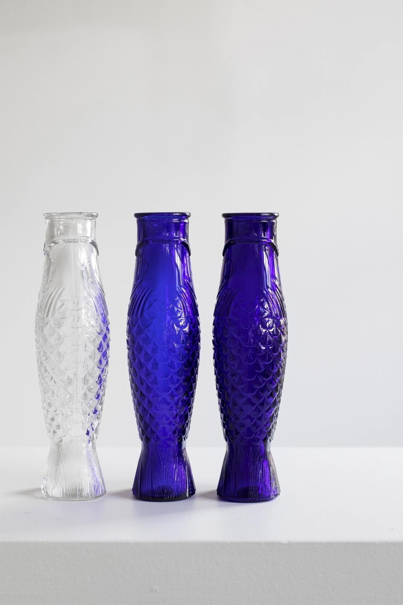 Die Serax Fish&Fish Flasche, entworfen von P. Navone, 1 Liter, transparent blau, ist stilvoll und praktisch für jeden Anlass.