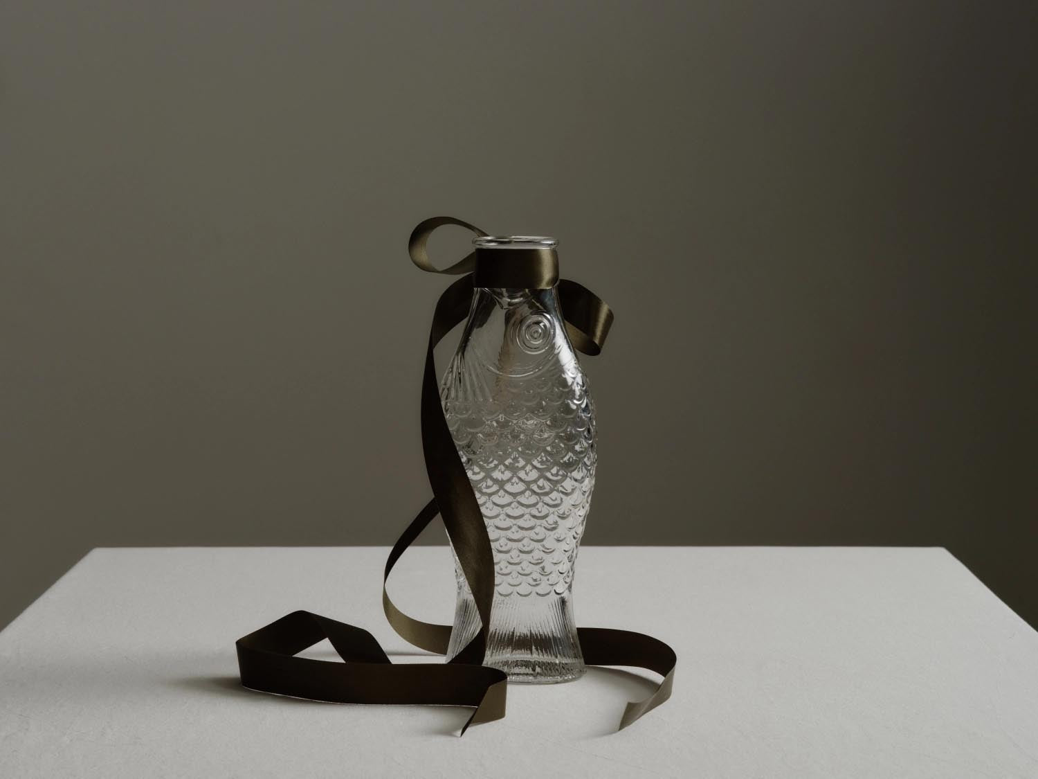 Die Fish&Fish Flasche von Serax, designed von Paola Navone, ist eine elegante, transparente Glasflasche mit 1 Liter Volumen.