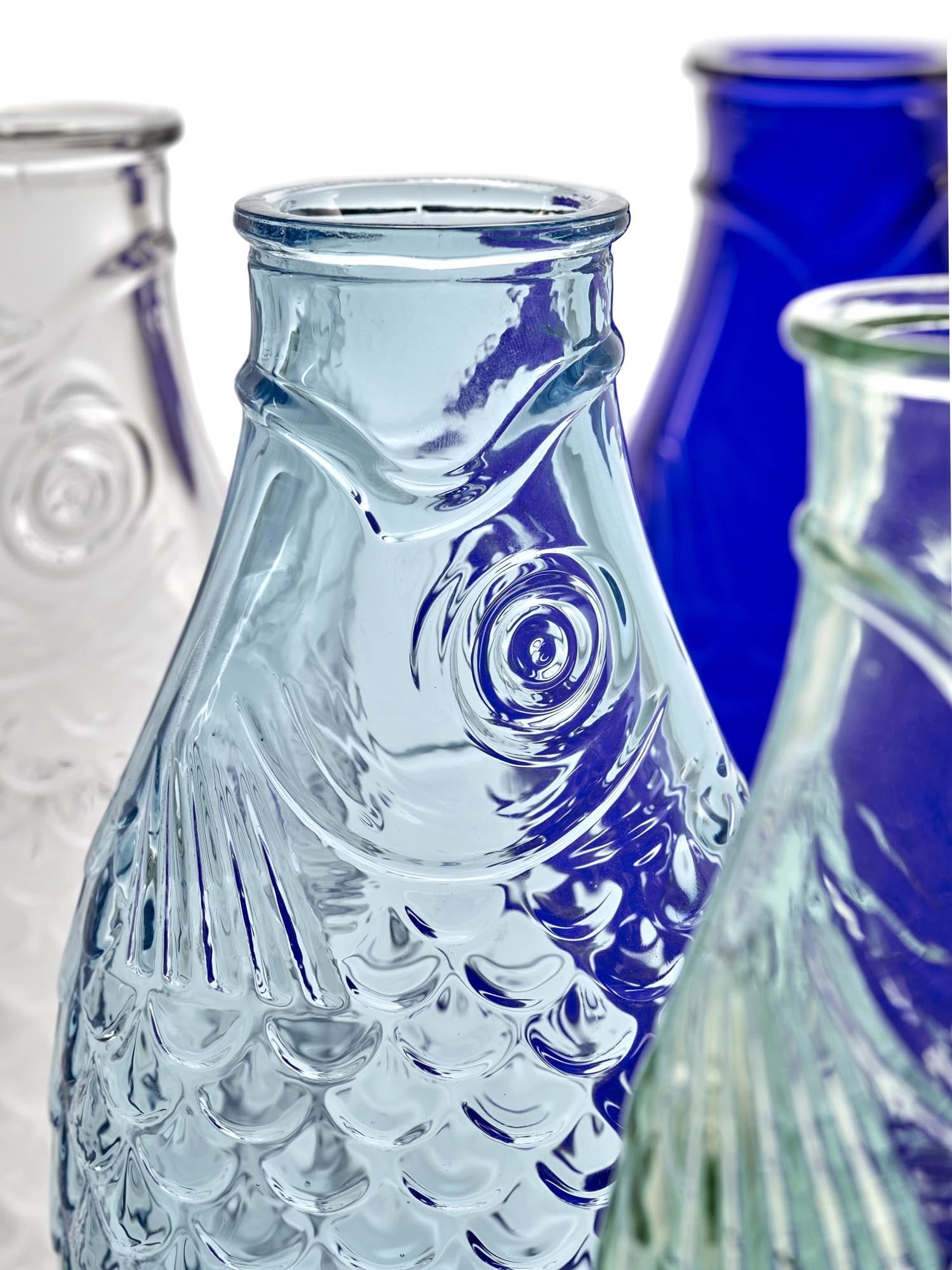 Die Fish&Fish Flasche von Serax, 1 Liter, transparent hellblau, stilvoll und funktional, ideal für Servieren und Dekorieren mit Charme.