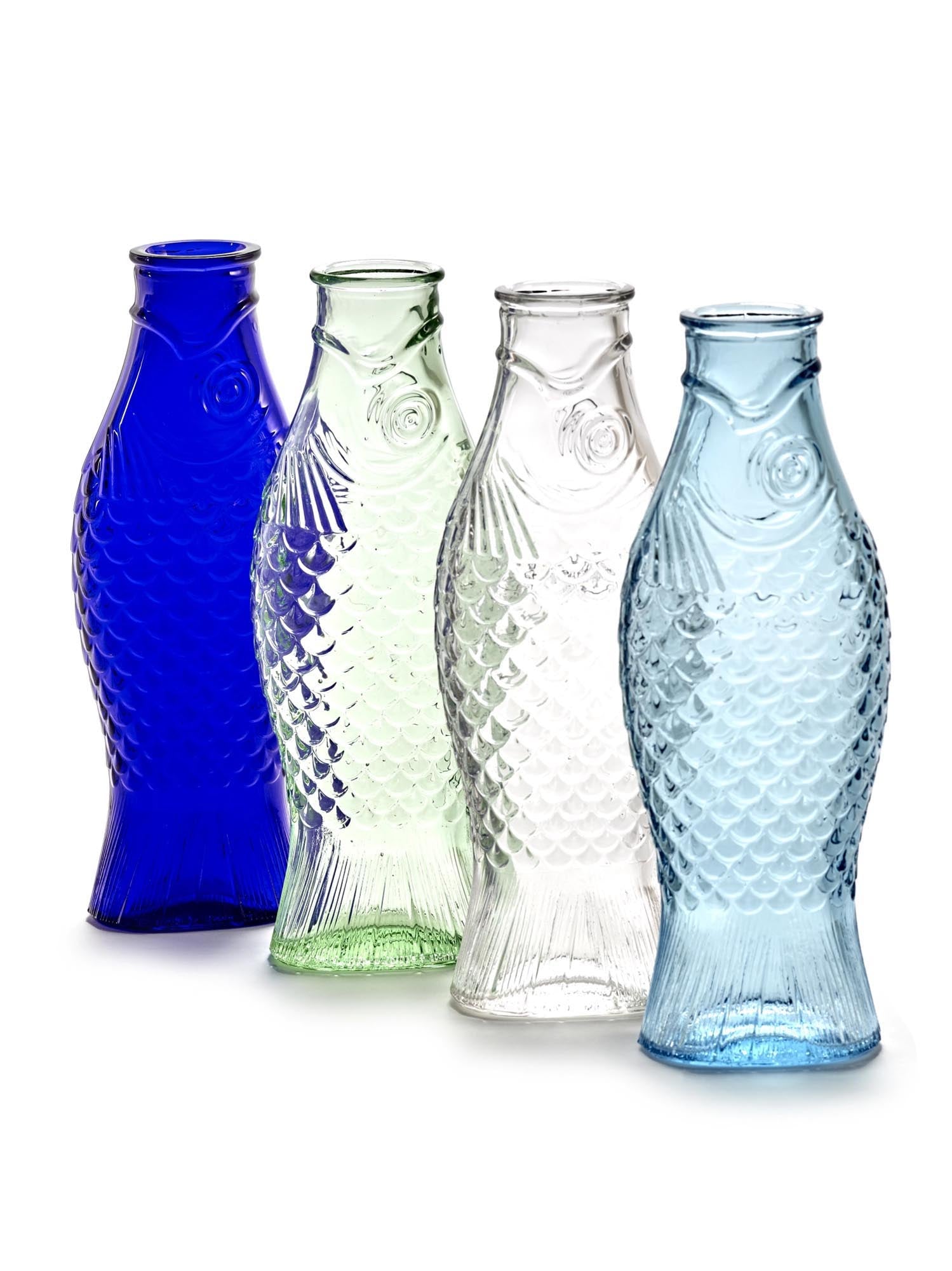 Die Fish&Fish Flasche von Serax, 1 Liter, in transparentem Hellblau, vereint Stil und Funktionalität für Tisch und Dekoration.