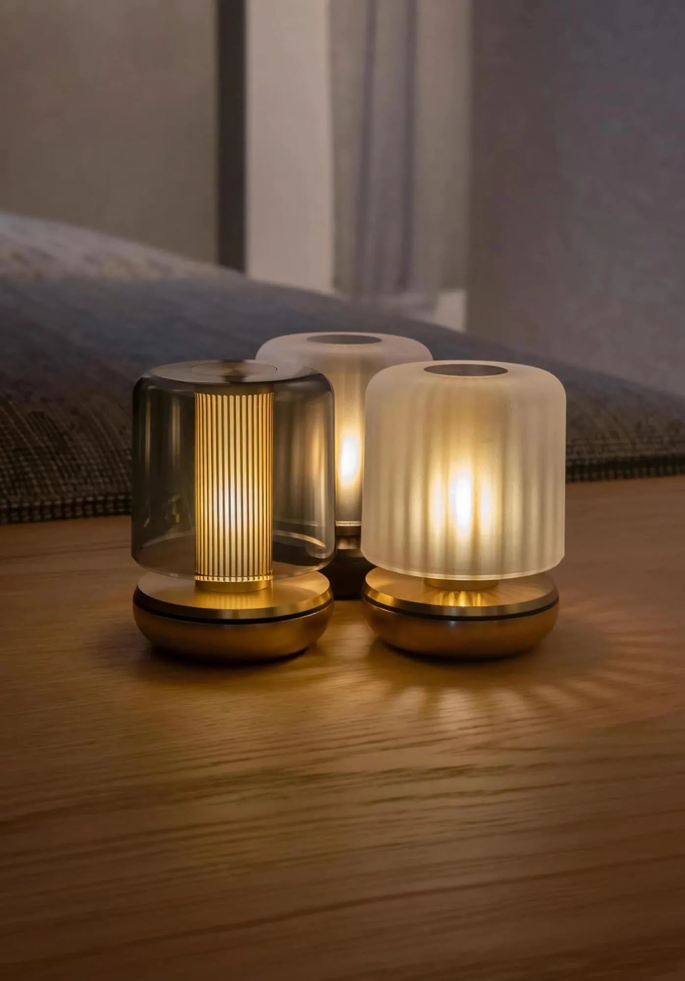 Die Firefly Tischlampe von Humble Light in Gold mit frosted Glas (11.8x8.6cm) vereint Eleganz und Funktionalität für Ihr Zuhause.