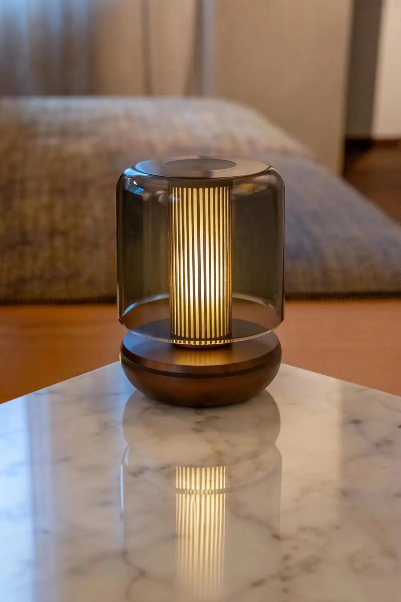 Die Humble Light Firefly Tischlampe in Bronze mit smoked Glas (11.8x8.6cm) vereint modernes Design und stimmungsvolle Beleuchtung.