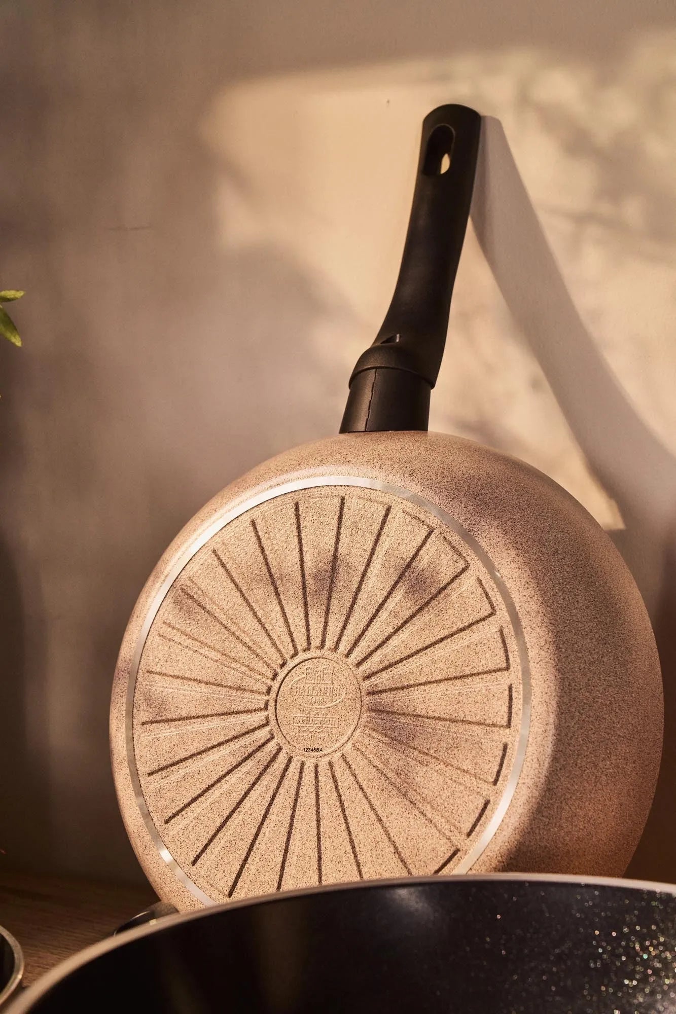 Die Ballarini Ledro Bratpfanne 28cm bietet Antihaftkomfort, gleichmäßige Wärmeverteilung und modernes, funktionales Design.