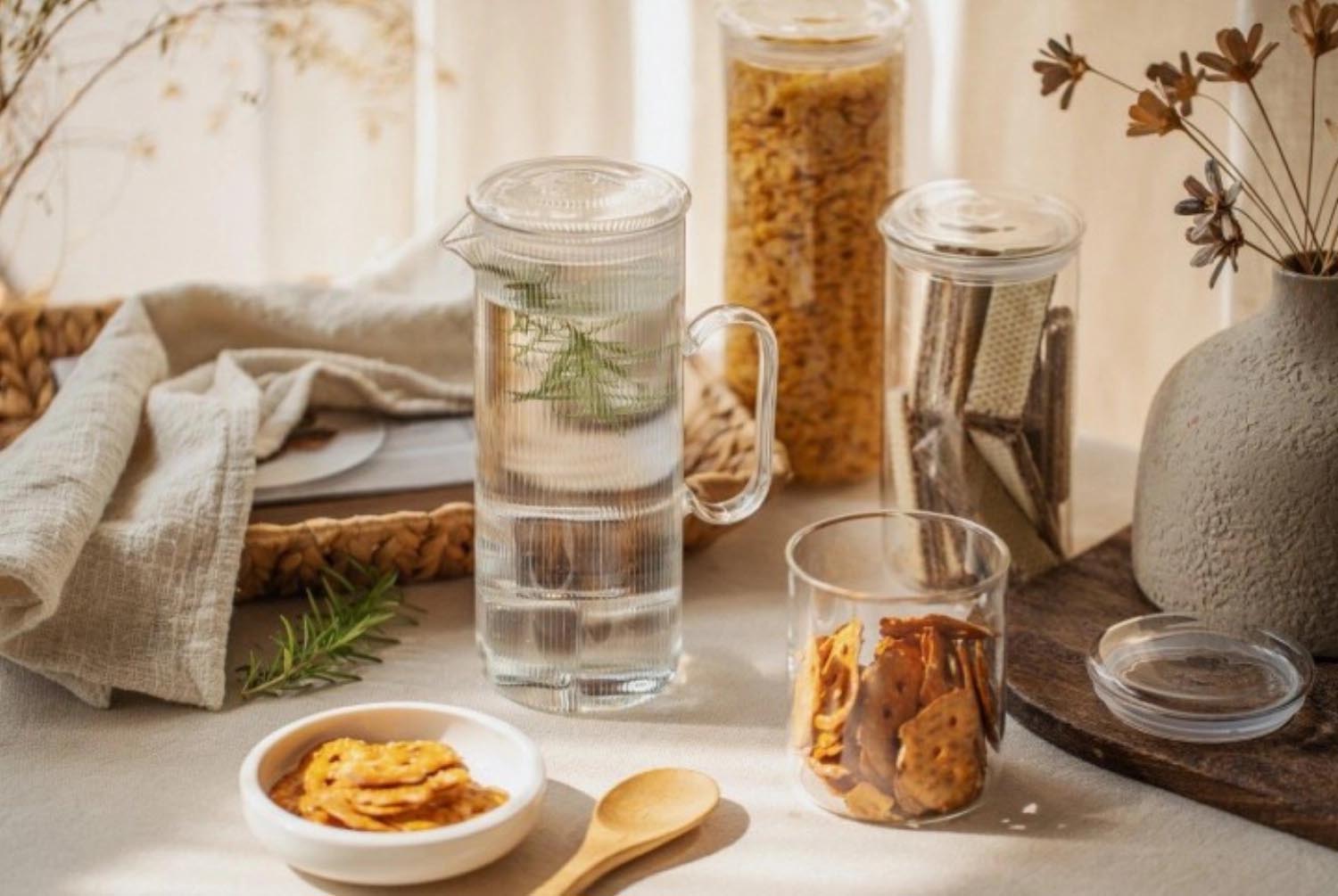 Elegante 1.2l Karaffe aus robustem Borosilikatglas, ideal für Getränke, hitzebeständig und transparent, von Nuts Innovations.