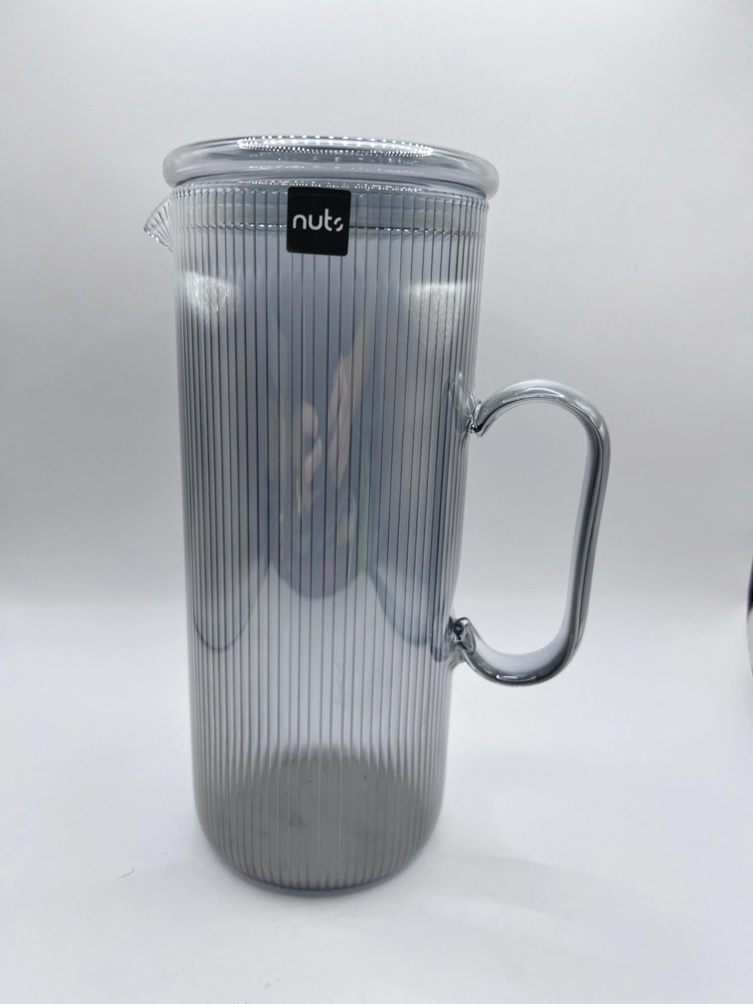 Elegante Karaffe aus robustem Borosilikatglas, 1.2l, in stilvollem Grau, ideal für Getränke, von Nuts Innovations.
