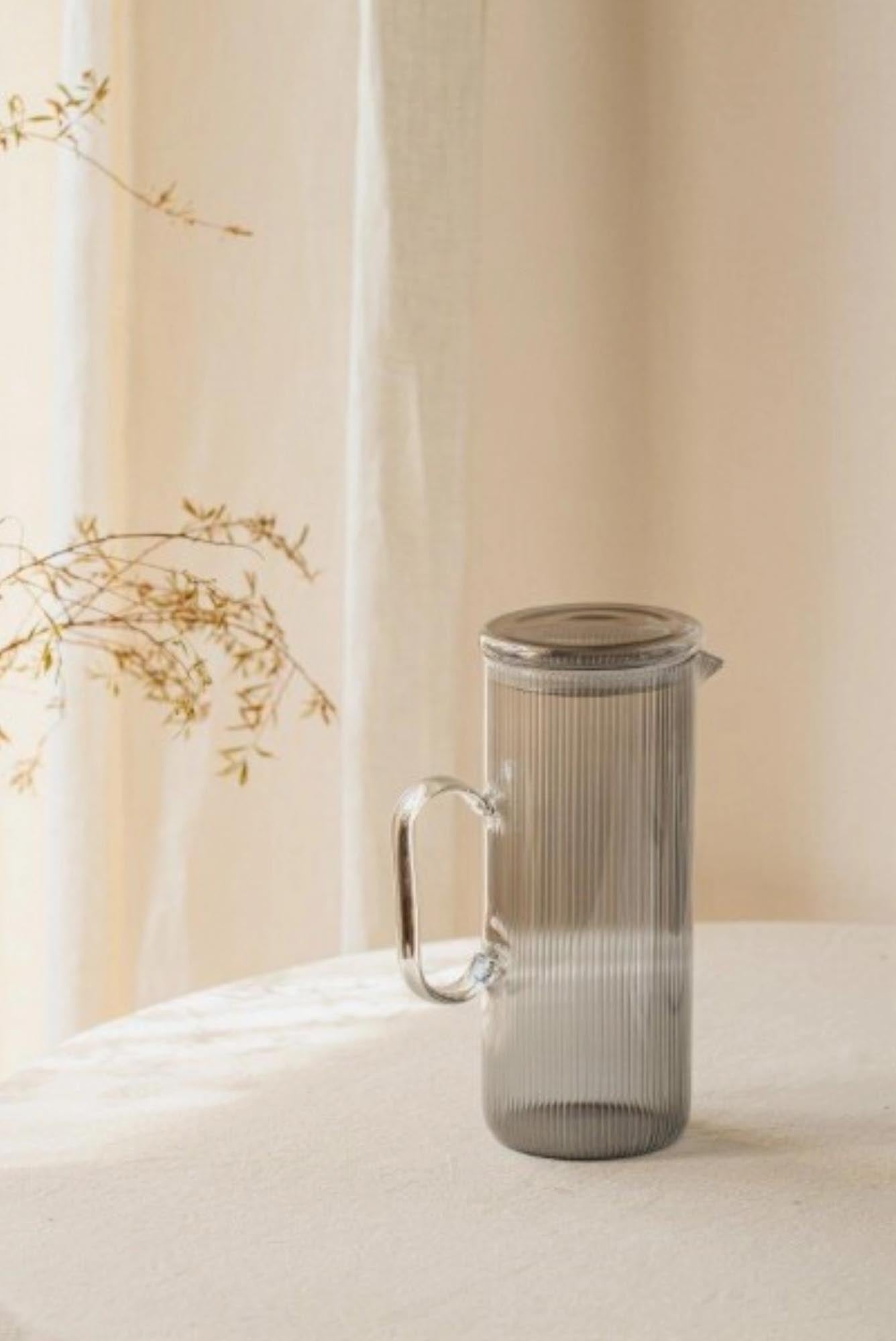 Stilvolle 1.2l Karaffe aus grauem Borosilikatglas, perfekt für Getränke, robust und elegant, von Nuts Innovations.