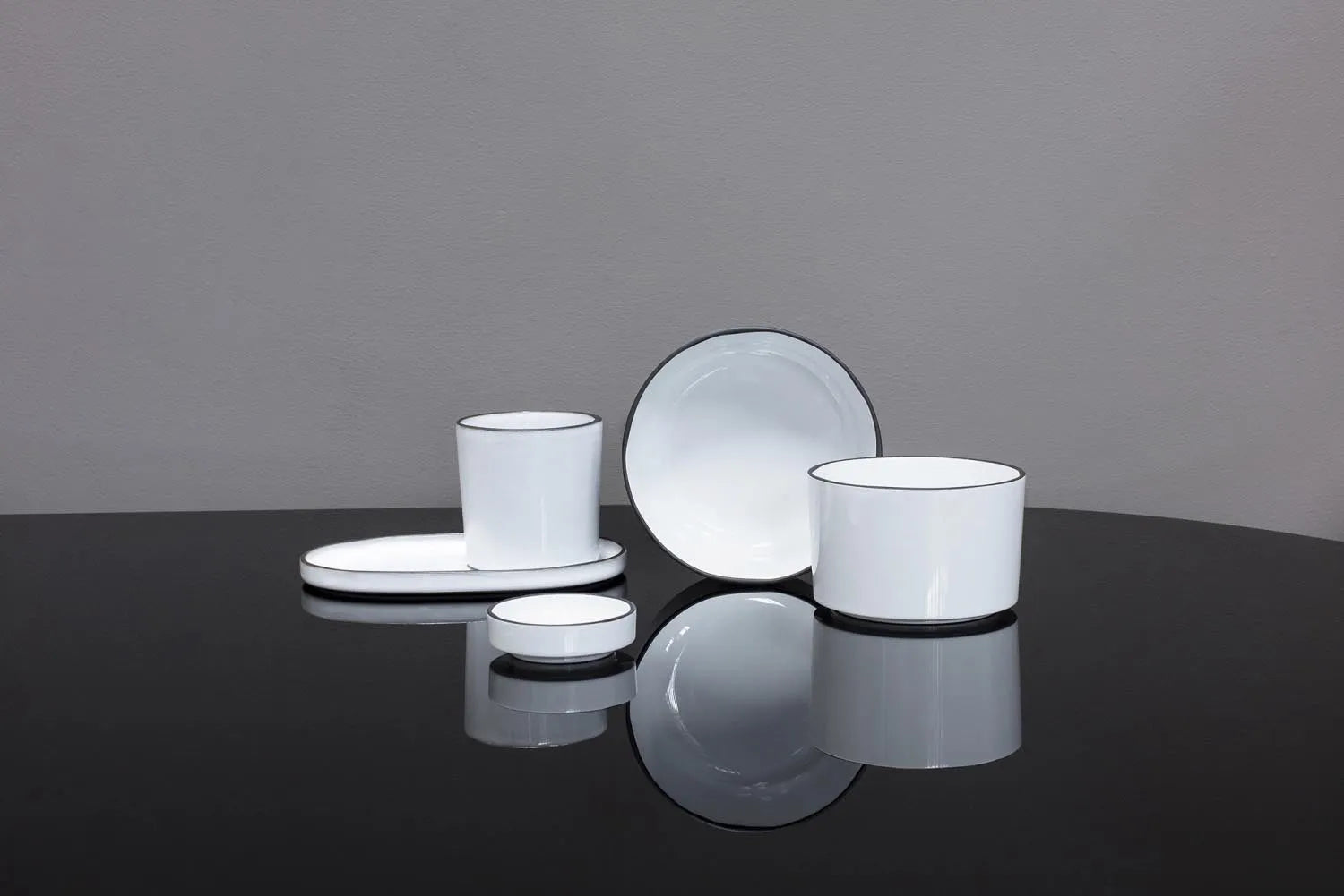 Elegante Caractère Salatschüssel von Revol, 32,5 cm, 350 ml, in Muskatnuss-Ton, ideal für stilvolles Servieren und Dekorieren.