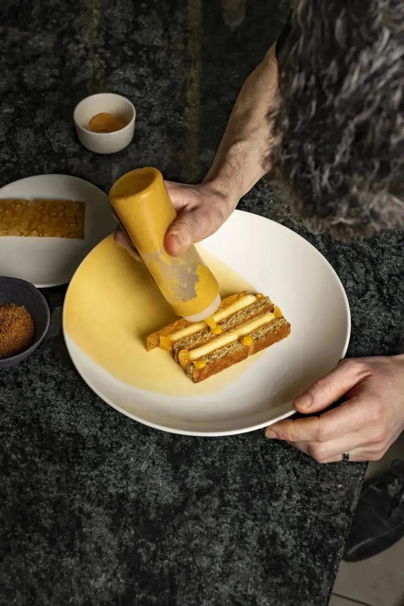 Porzellan-Teeuntertasse von Revol, 16 cm, 2,2 cm hoch, in Cognac und Weiß, perfekt für elegante Teestunden.