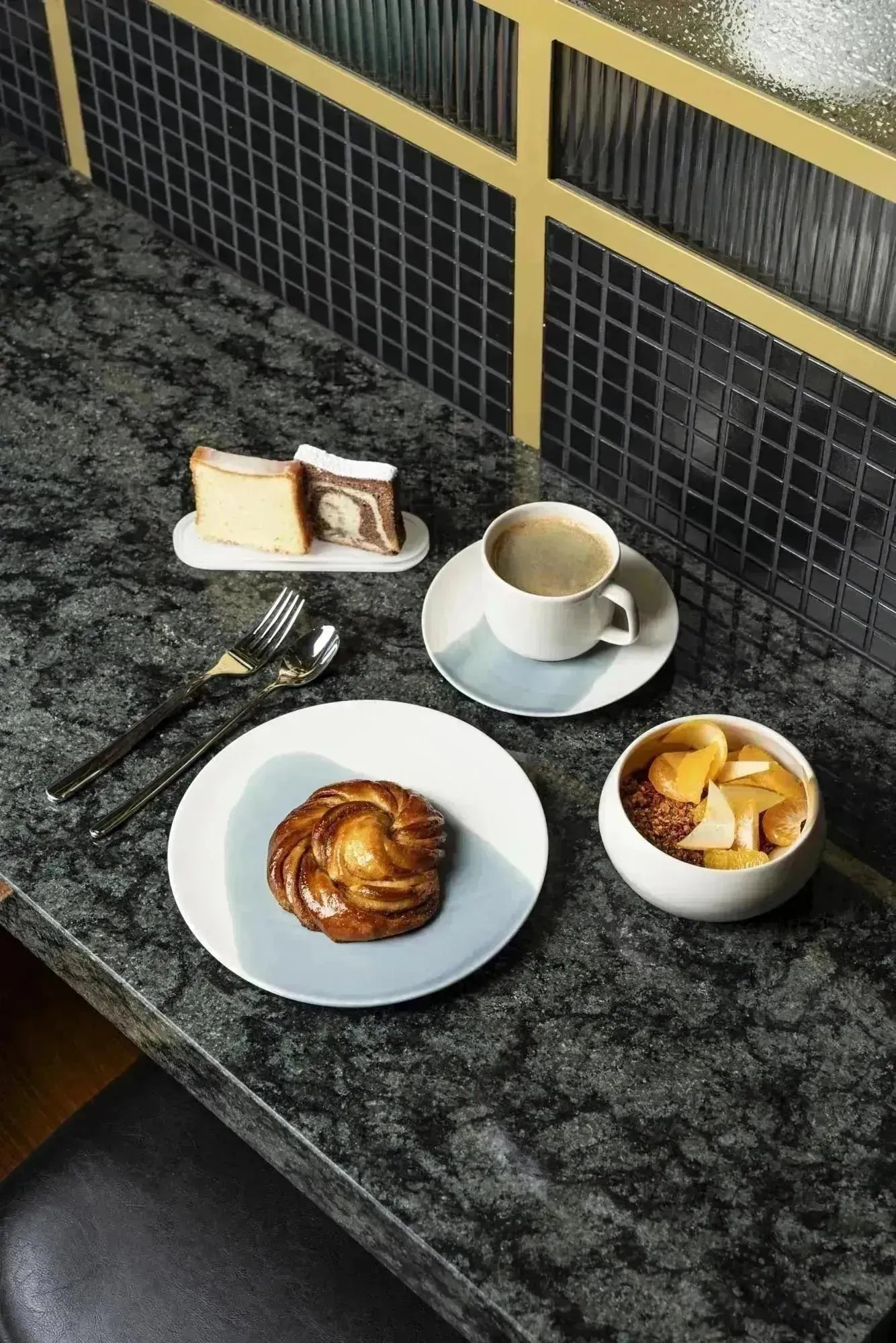 Stilvolle Porzellan-Espresso-Untertasse, 13 cm, 1,3 cm hoch, Cognac-Weiß, von Revol, perfekt für Kaffeegenuss.