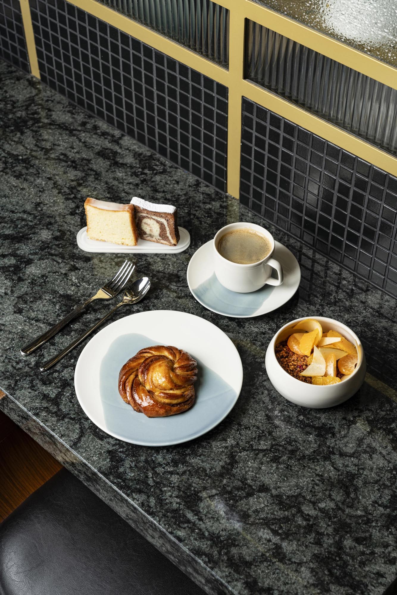 Stilvolle Porzellan-Espresso-Untertasse, 13 cm, 1,3 cm hoch, Cognac-Weiß, von Revol, perfekt für Kaffeegenuss.
