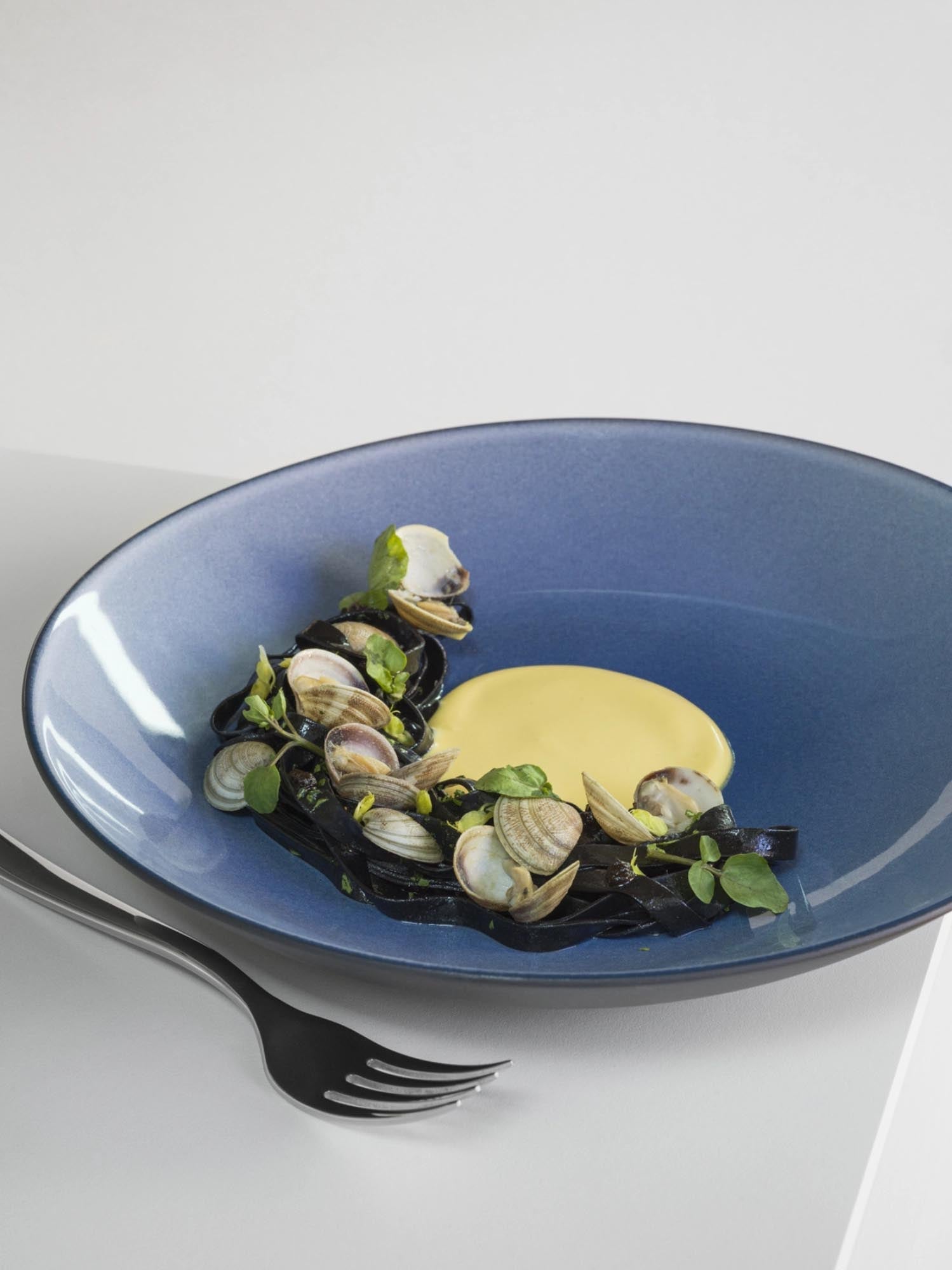 Stilvolle Equinoxe Schale von Revol, 9cm Ø, 5.2cm hoch, 15cl, in Pfefferdesign, perfekt für elegantes Anrichten und Servieren.