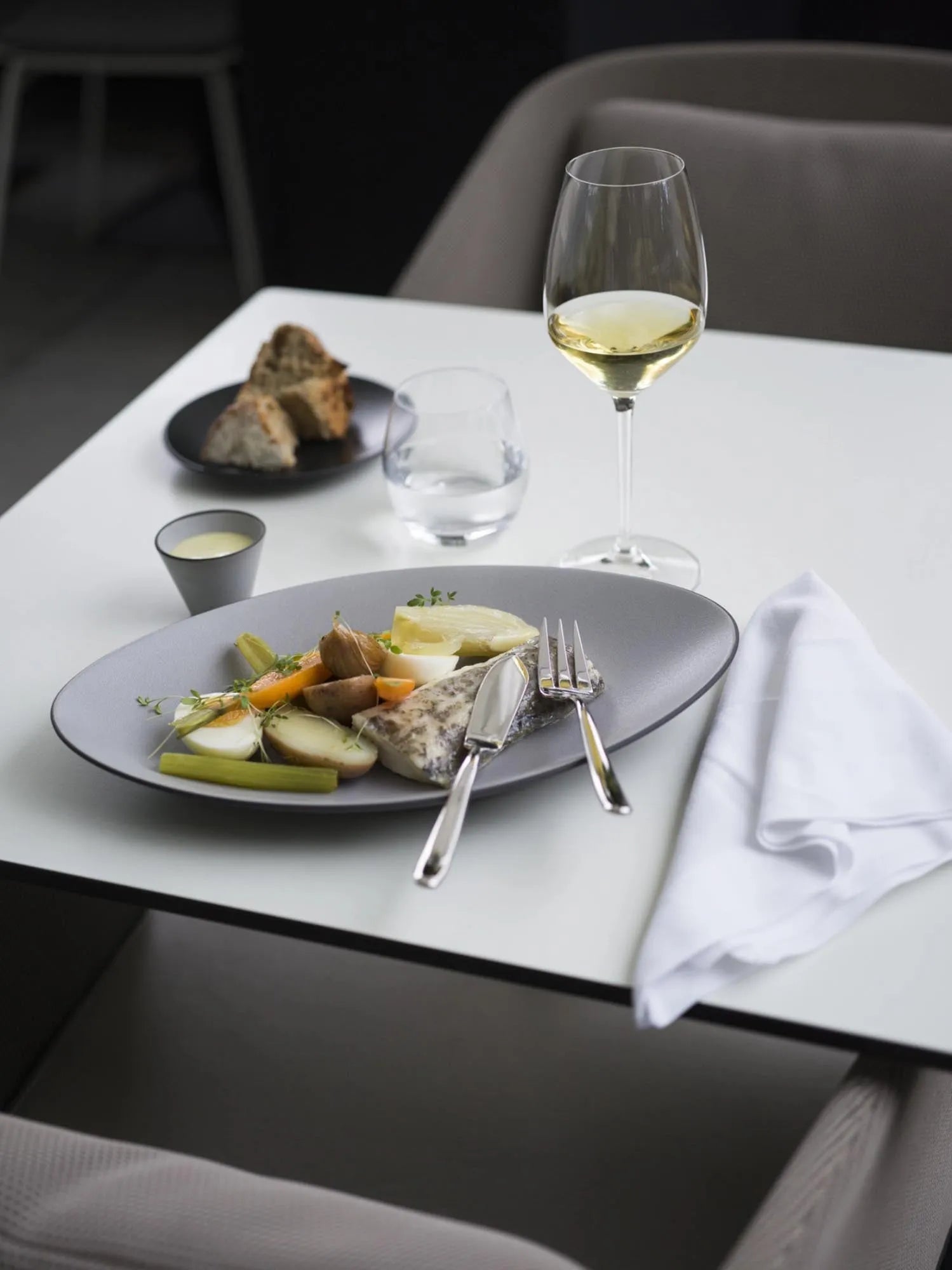 Eleganter 12cl Sahne-Gießer von Revol in Gusseisen-Optik, ideal für stilvolles Servieren von Milch oder Sahne.