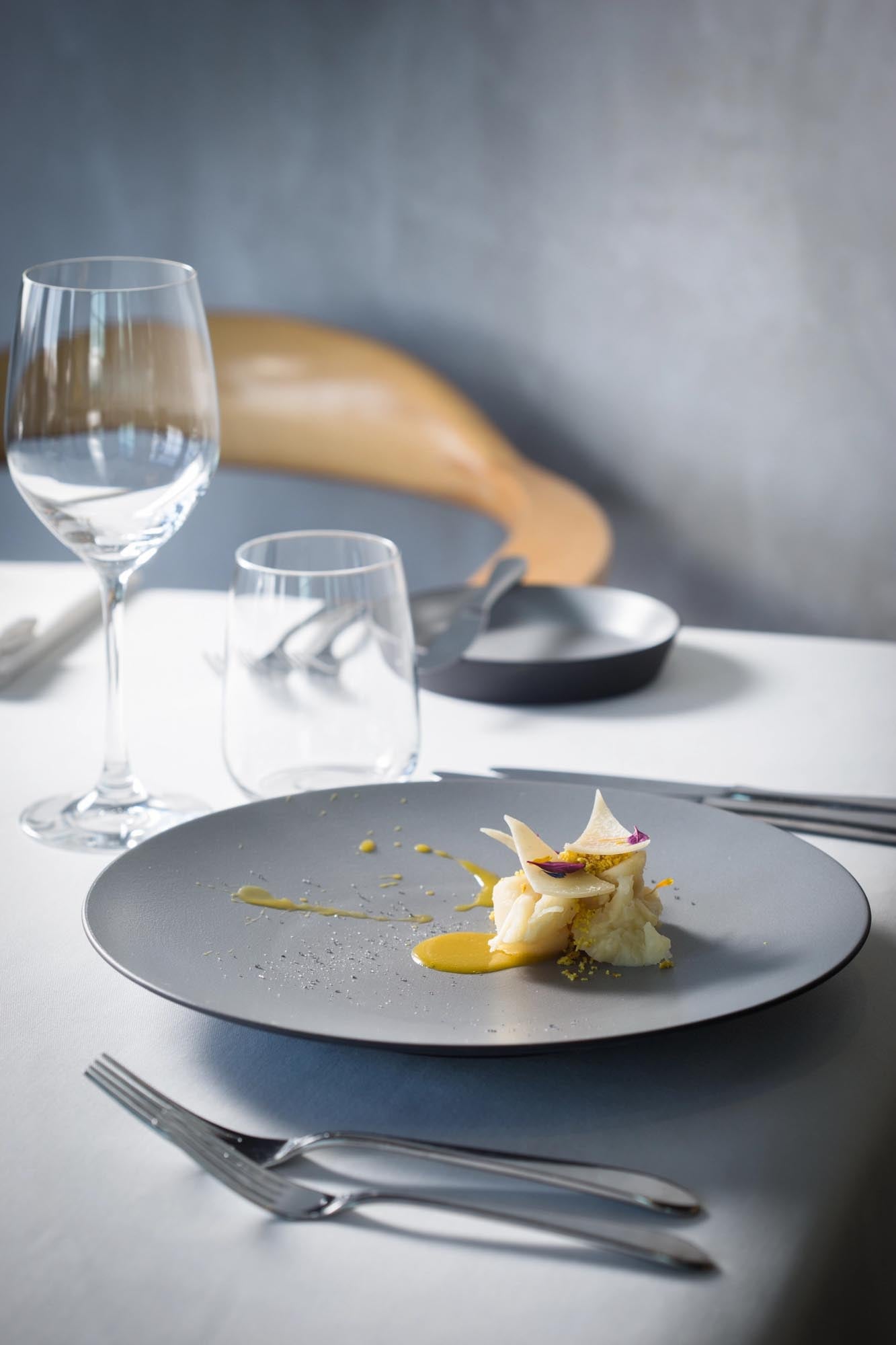 Stilvoller Equinoxe Sahne-Gießer von Revol, 12cl, in edler Pfeffer-Optik, perfekt für elegantes Servieren und Präsentieren.