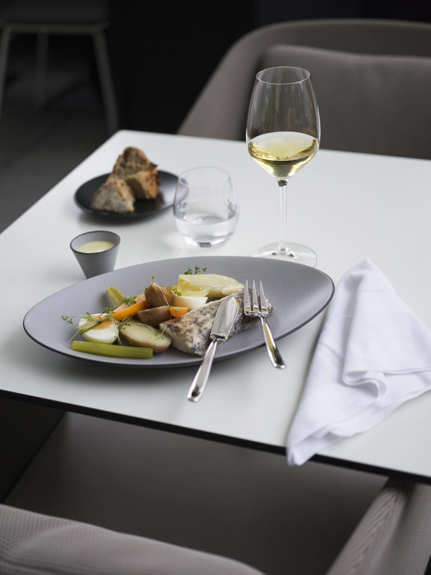Eleganter Sahne-Gießer Equinoxe von Revol, 12cl, in stilvoller Pfeffer-Optik, ideal für anspruchsvolles Servieren.