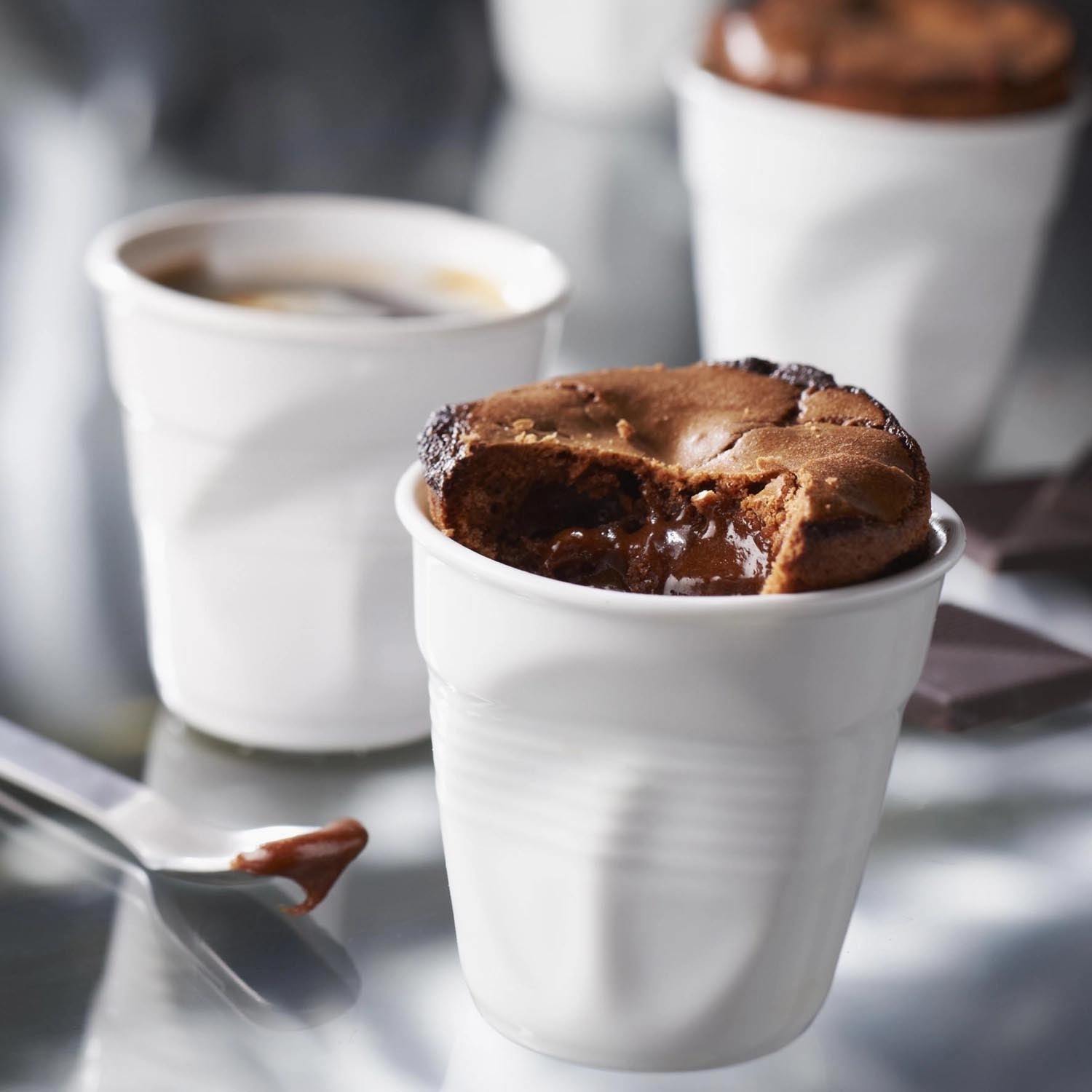 Stilvoller Porzellanbecher, 18cl, in Aurora Rose. Ideal für Cappuccino. Zeitgemässes Design von Revol.
