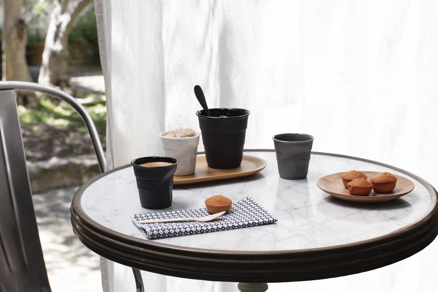 Stilvoller 18cl Porzellanbecher von Revol in verbrannter Erde, perfekt für Cappuccino, mit einzigartigem Knitterlook.