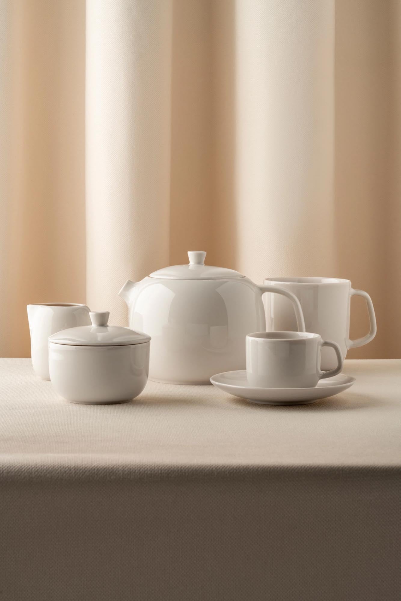 Elegante Teekanne aus feinem Porzellan, 75cl, in edlem Alabasterweiß von Revol. Perfekt für stilvolle Teegenüsse.