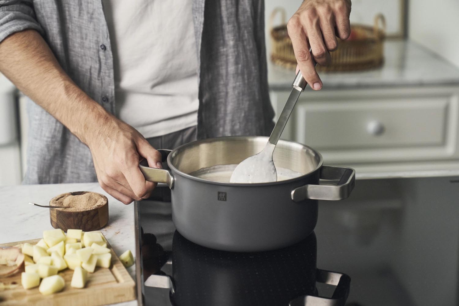 Modernes 5-teiliges Kochgeschirrset von Zwilling in Grau, perfekt für stilvolles Kochen und hochwertige Kücheneinrichtung.