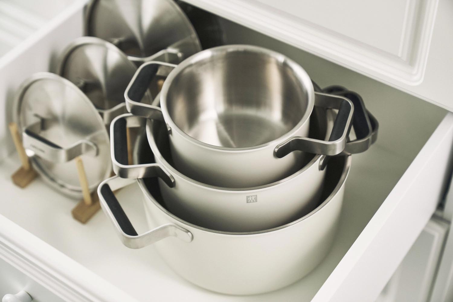 Elegantes 5-teiliges Kochgeschirrset von Zwilling in Elfenbeinweiss, ideal für stilvolles Kochen und erstklassige Ergebnisse.