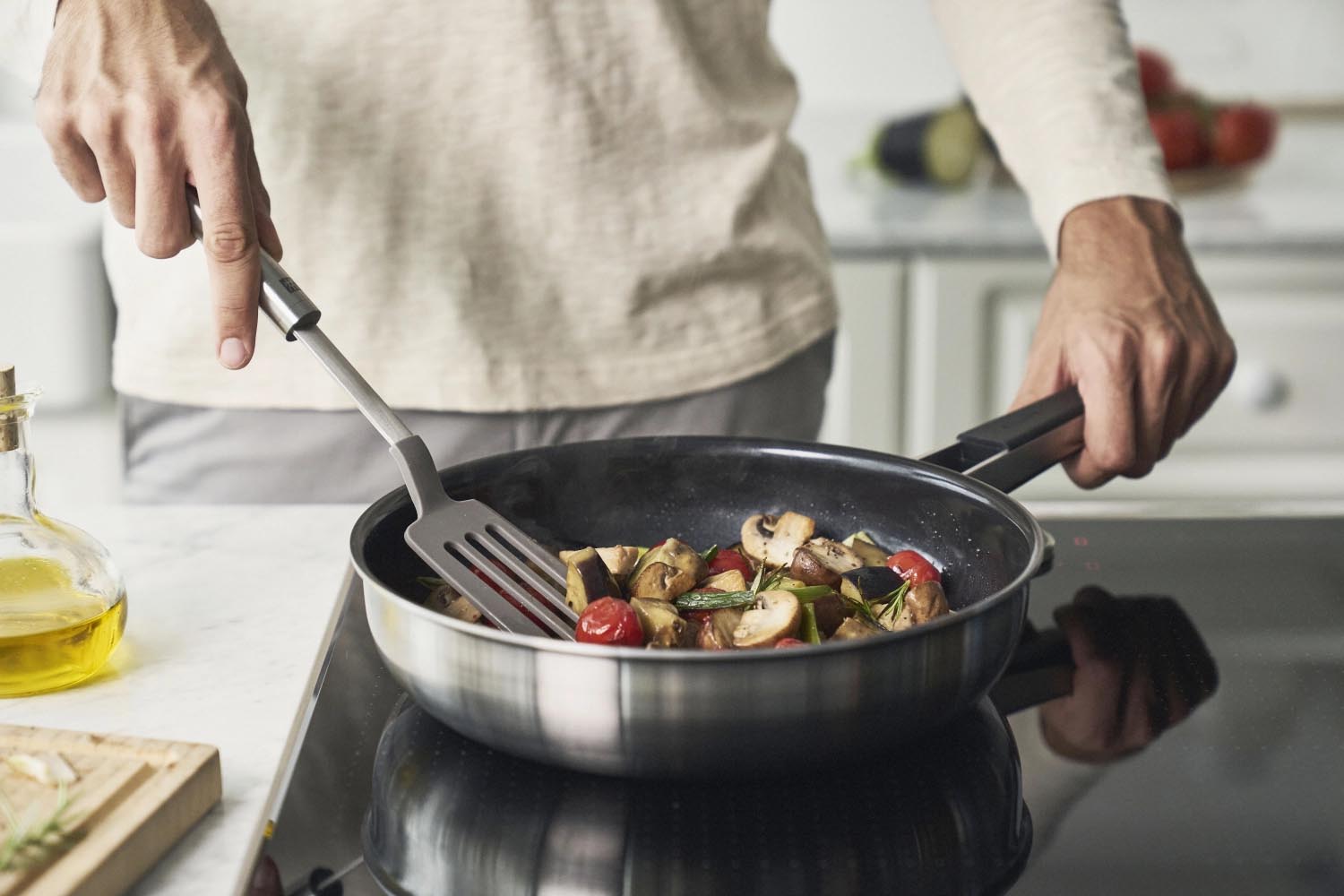 Die Zwilling Pure Bratpfanne 20cm bietet optimale Hitzeverteilung, langlebige Qualität und ist ideal für vielseitiges Braten.