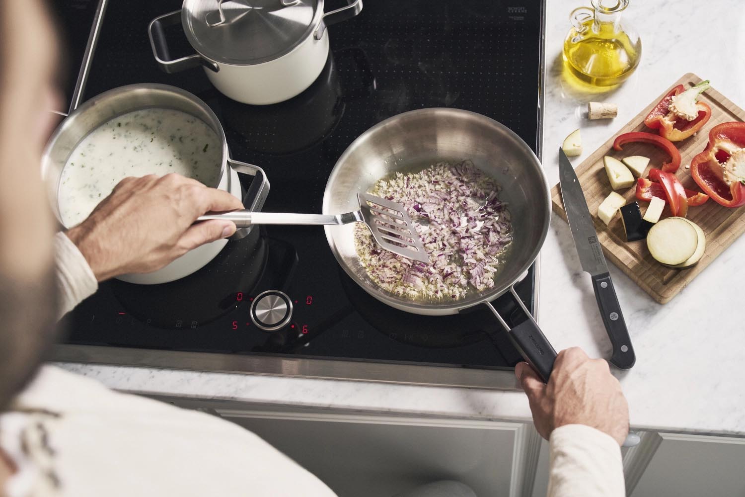 Die Zwilling Pure Bratpfanne 28cm überzeugt durch gleichmässige Hitzeverteilung und ist perfekt für gesundes Braten geeignet.