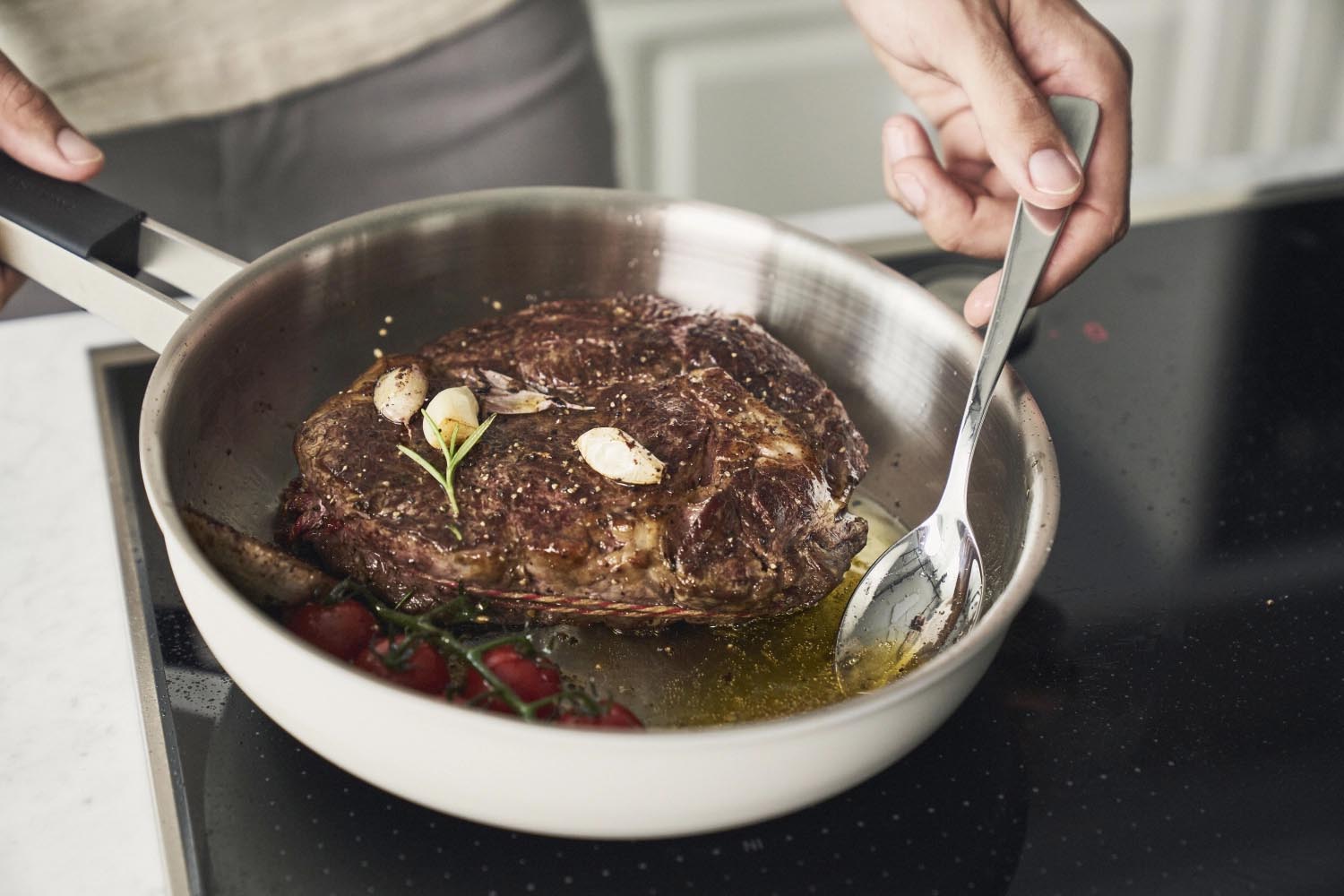 Die Zwilling Pure Bratpfanne 28cm in Elfenbeinweiß bietet exzellente Wärmeleitung und Antihaftbeschichtung für perfektes Braten.