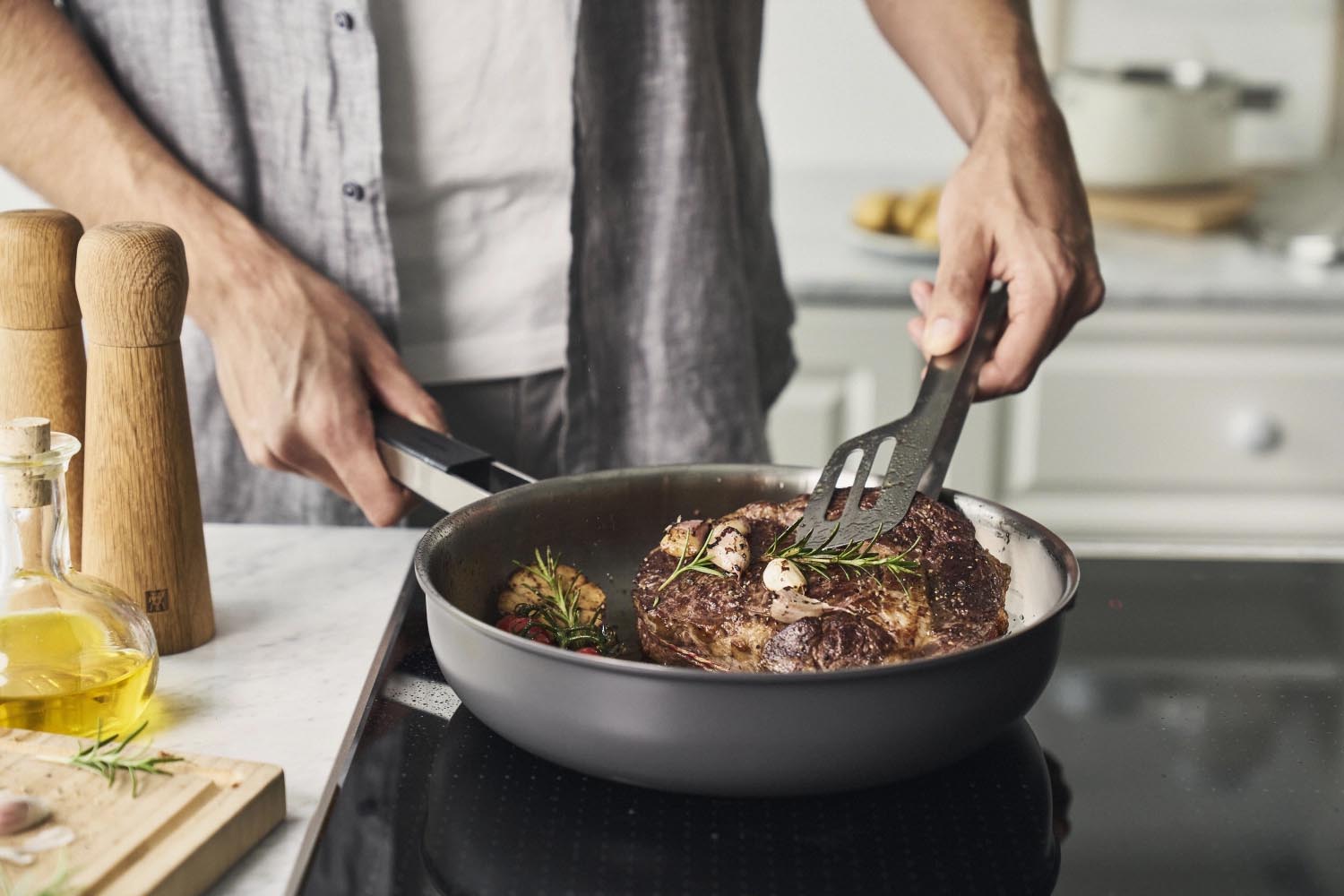 Die Zwilling Pure Bratpfanne 28cm in Grau bietet optimale Wärmeverteilung und ist ideal für gesundes und gleichmäßiges Braten.