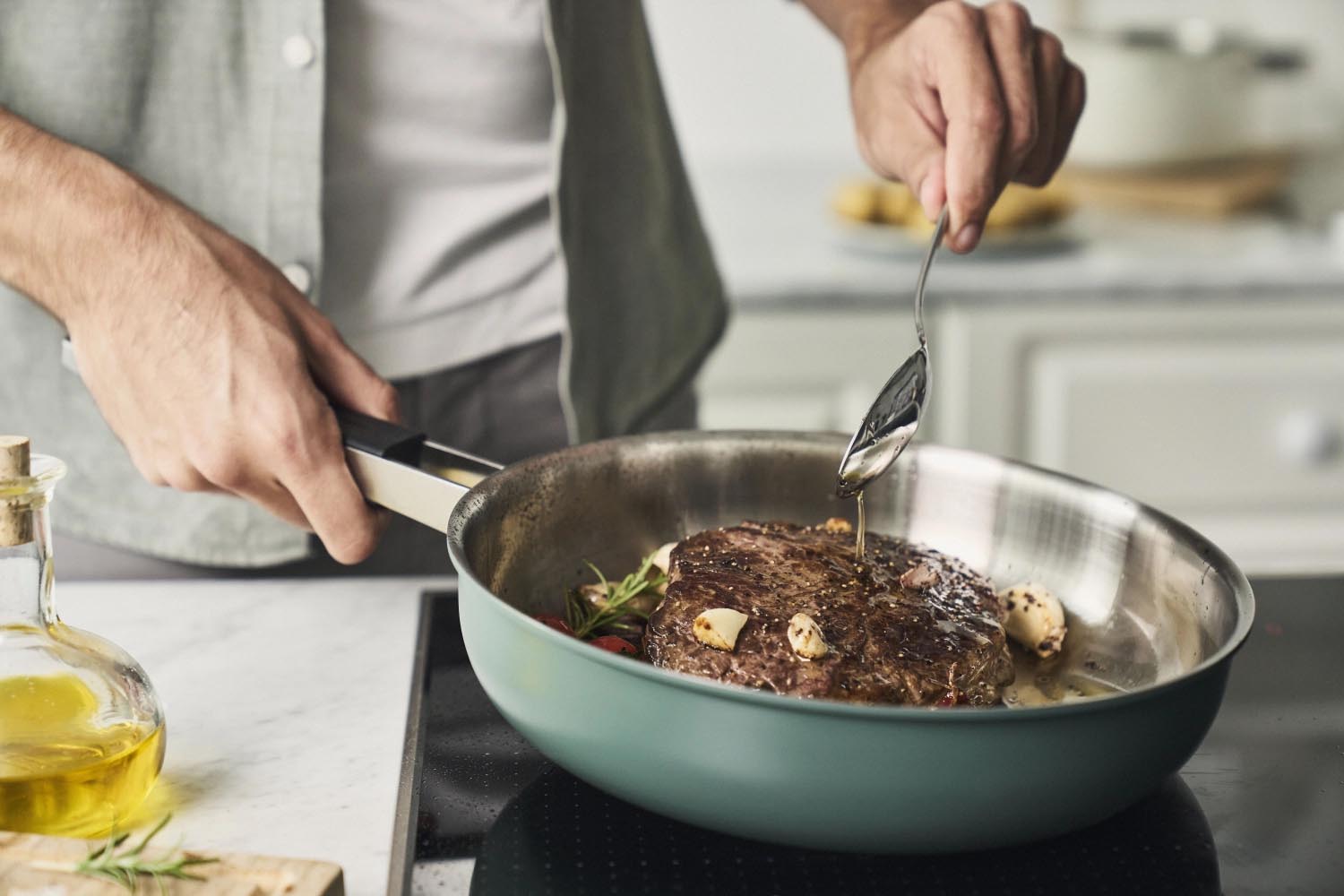 Zwilling Pure Bratpfanne 24cm, unbeschichtet, grün. Perfekt für gesundes Braten und gleichmäßige Hitzeverteilung.