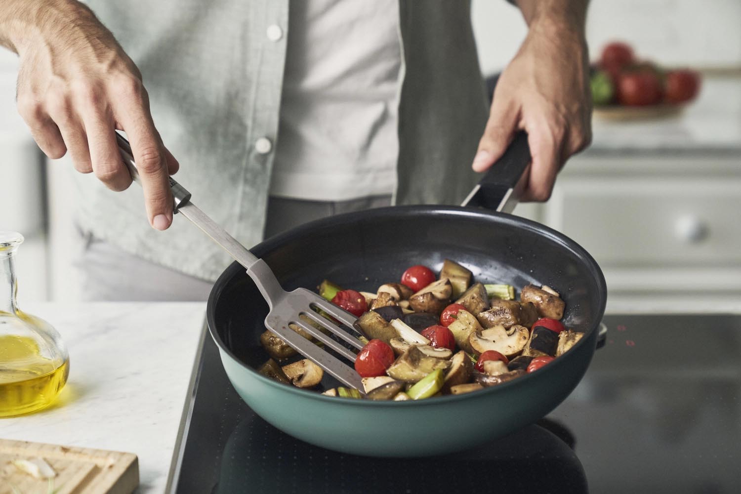 Die Zwilling Pure Bratpfanne 20cm in Grün bietet optimale Wärmeverteilung und ist ideal für gesundes Braten und Kochen.
