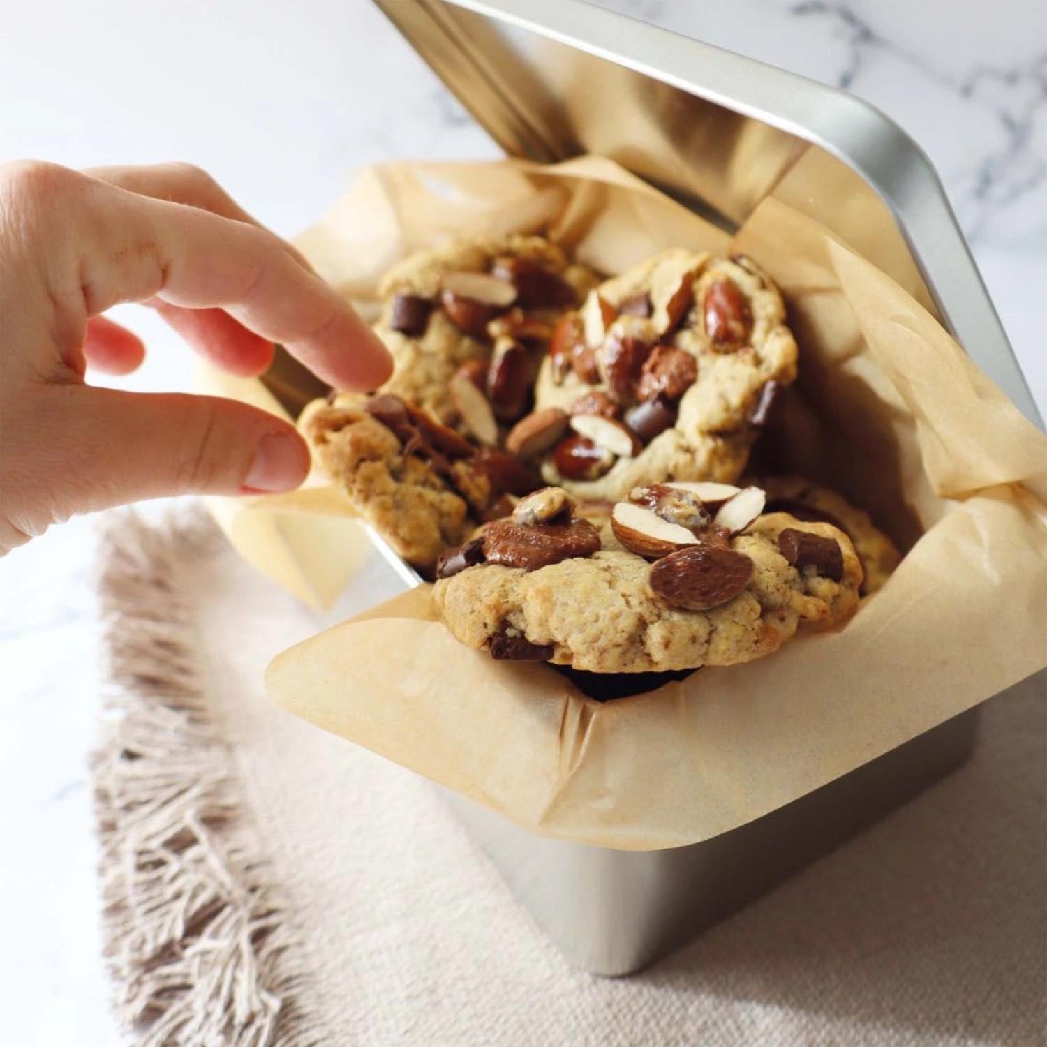 Kreieren Sie köstliche Cookies mit dunkler Schokolade, Mandeln und Pralinenpaste – einfach und lecker mit dieser Backmischung.