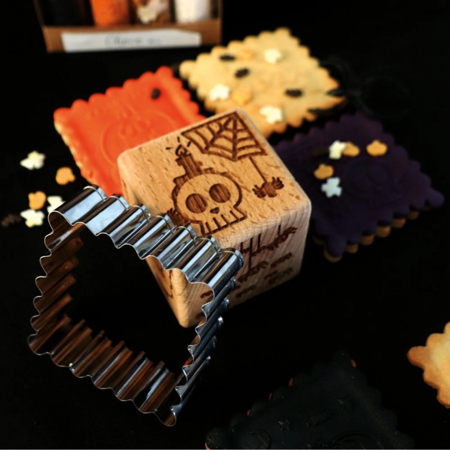 Halloween-Ausstecher mit Würfelstempel von Scrap Cooking, ideal für kreative Kekse mit gruseligen Motiven. Perfekt für Halloween-Partys!