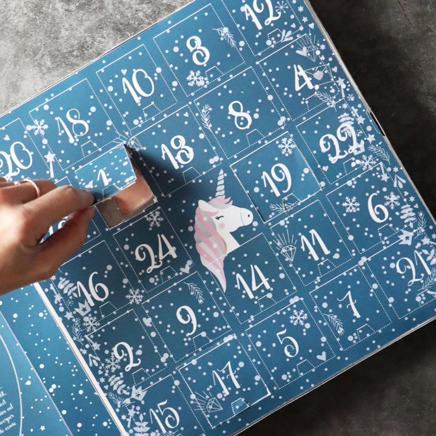 Magischer Adventskalender mit Einhorn-Schokoladenformen von Scrap Cooking – kreativer Genuss für die festliche Vorweihnachtszeit.