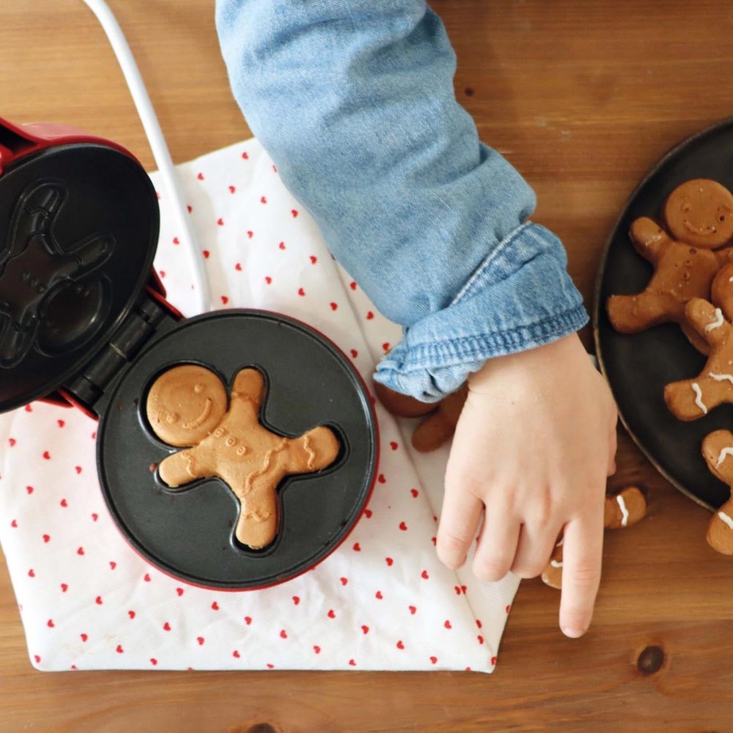 Bereite leckere Lebkuchenmann-Waffeln mit dem kompakten Waffeleisen von Scrap Cooking – perfekt für festliche Genüsse!