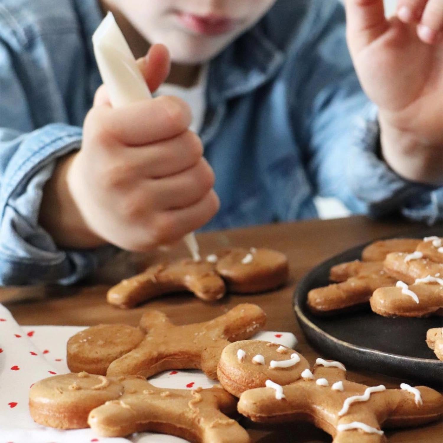 Kreiere köstliche Lebkuchenmann-Waffeln mit dem Mini-Waffeleisen von Scrap Cooking – ideal für weihnachtliche Leckereien!