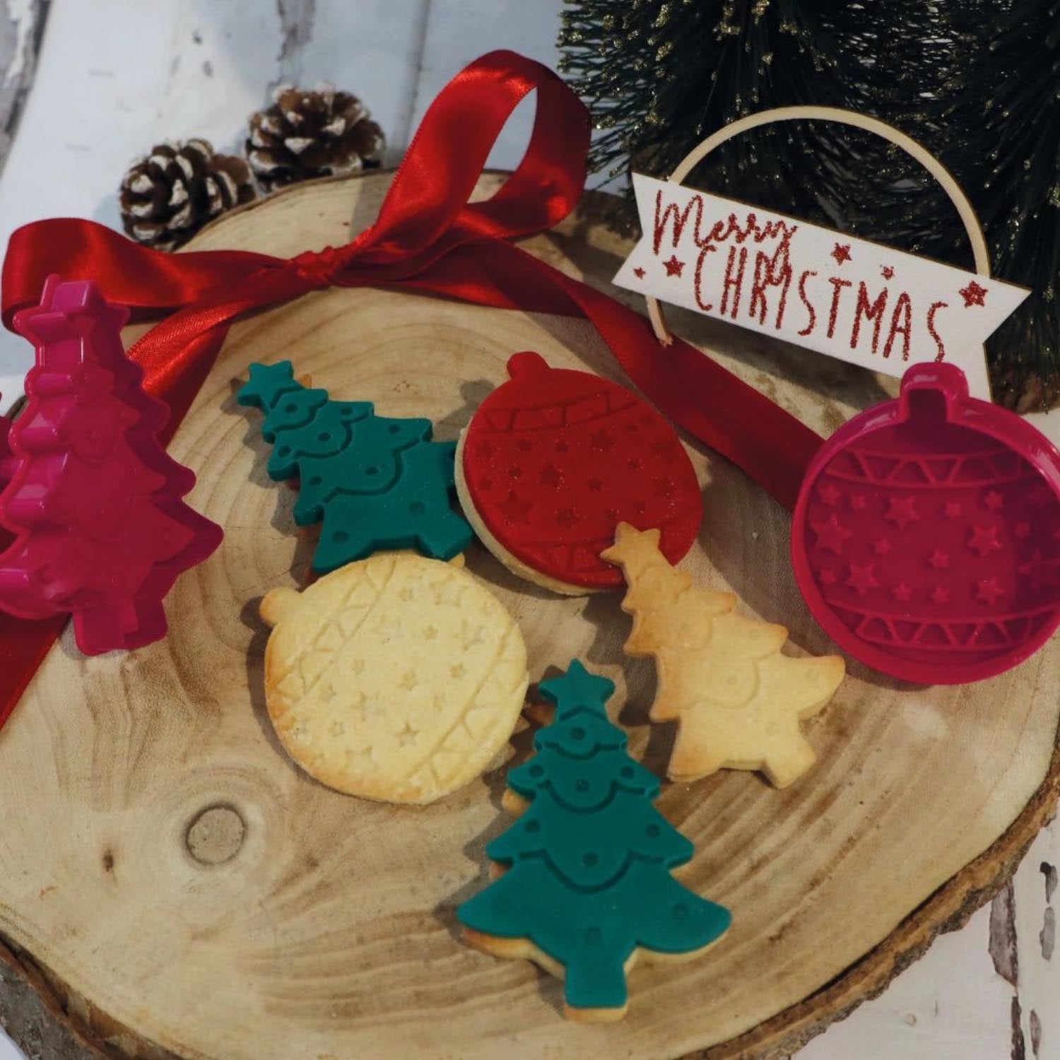 Kreatives Backen leicht gemacht: 2er Set Ausstecher Weihnachten von Scrap Cooking – Kugel und Tannenbaum für festliche Plätzchen.