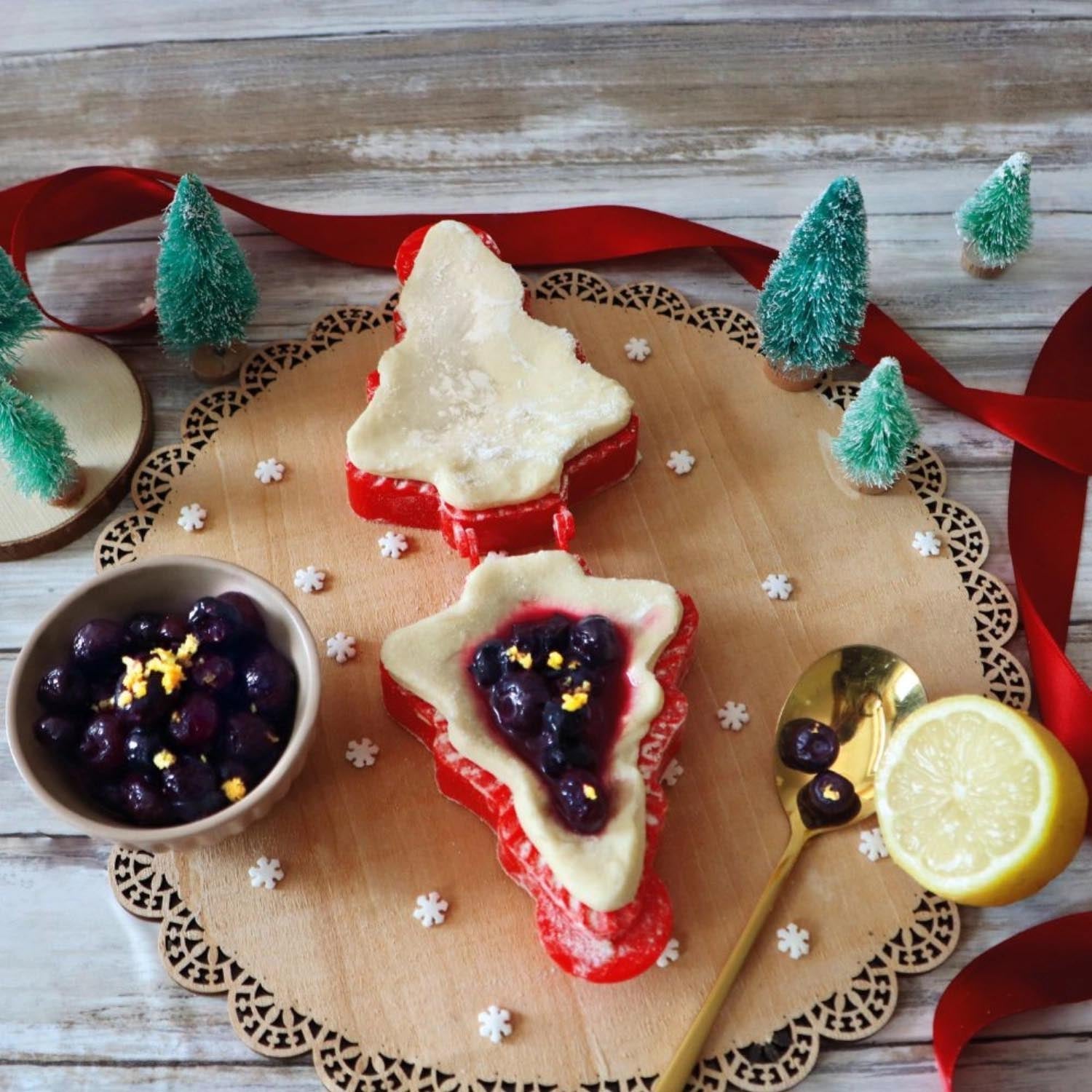 Kreiere weihnachtliche Plätzchen mit dem Tannenbaum-Teigformer von Scrap Cooking – perfekt für festliche Backkreationen.