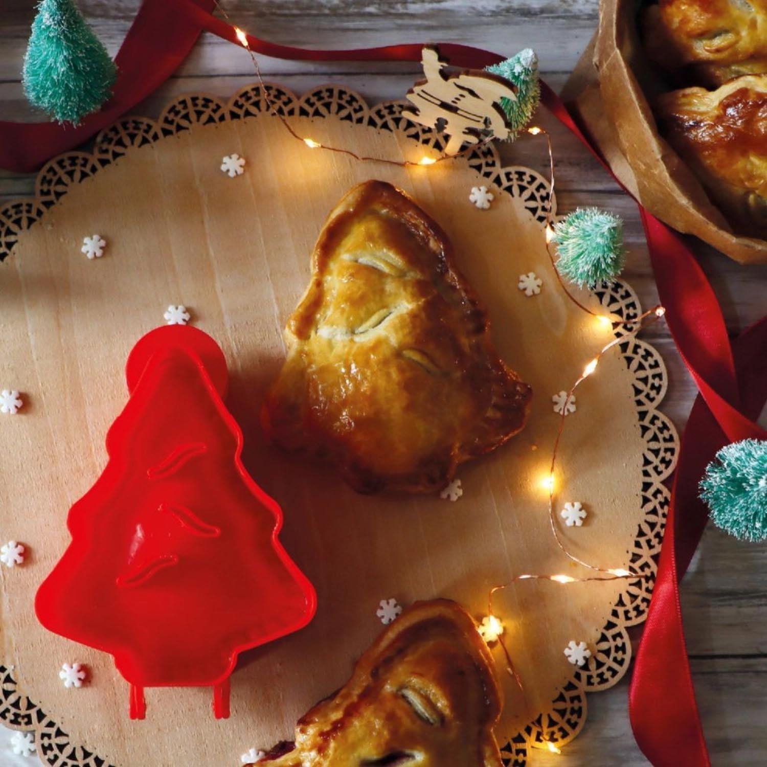 Gestalte festliche Weihnachtsplätzchen mit dem Tannenbaum-Teigformer von Scrap Cooking – ideal für kreative Backideen.