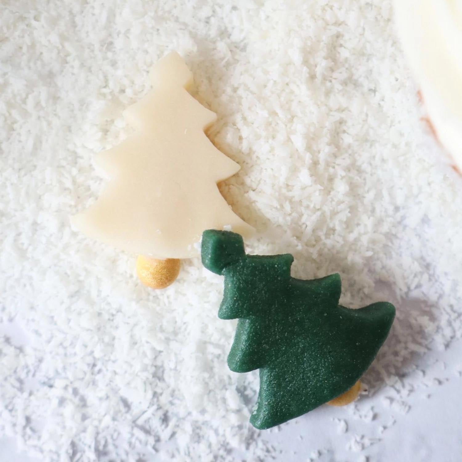 Marzipandekor Weihnachten Tannenbaum 22g in Mehrfarbig präsentiert im Onlineshop von KAQTU Design AG. Lebensmittel ist von Scrap Cooking