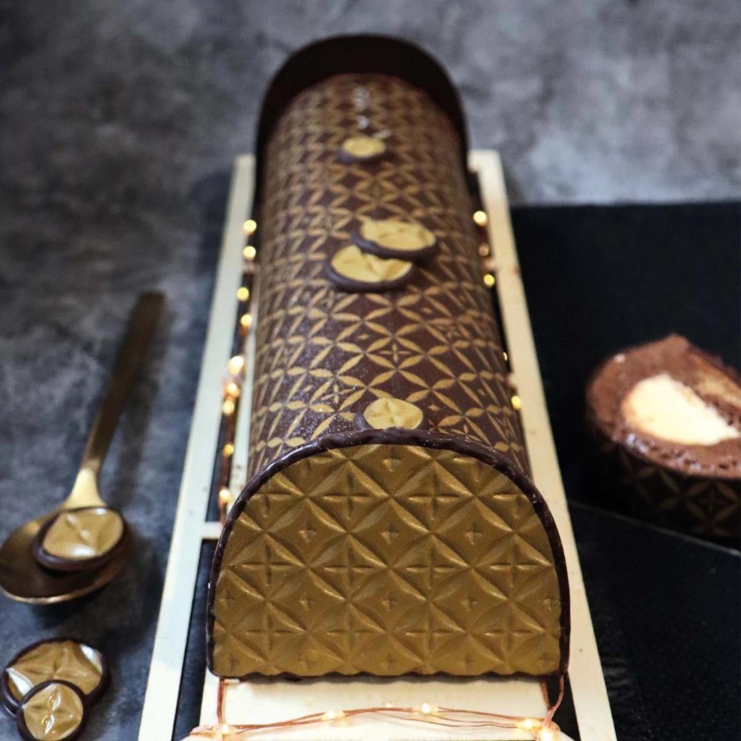 Elegante goldene Endkappe für Schokorouladen, perfekt für stilvolle Backkreationen und ansprechende Präsentationen von Scrap Cooking.